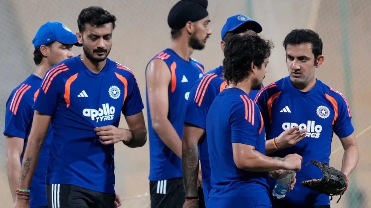 Viral Video : చెన్నైలో అభిషేక్ శర్మ, అక్షర్ పటేల్ రచ్చ.. కోచ్ను పట్టుకుని ఏమడిగారంటే?