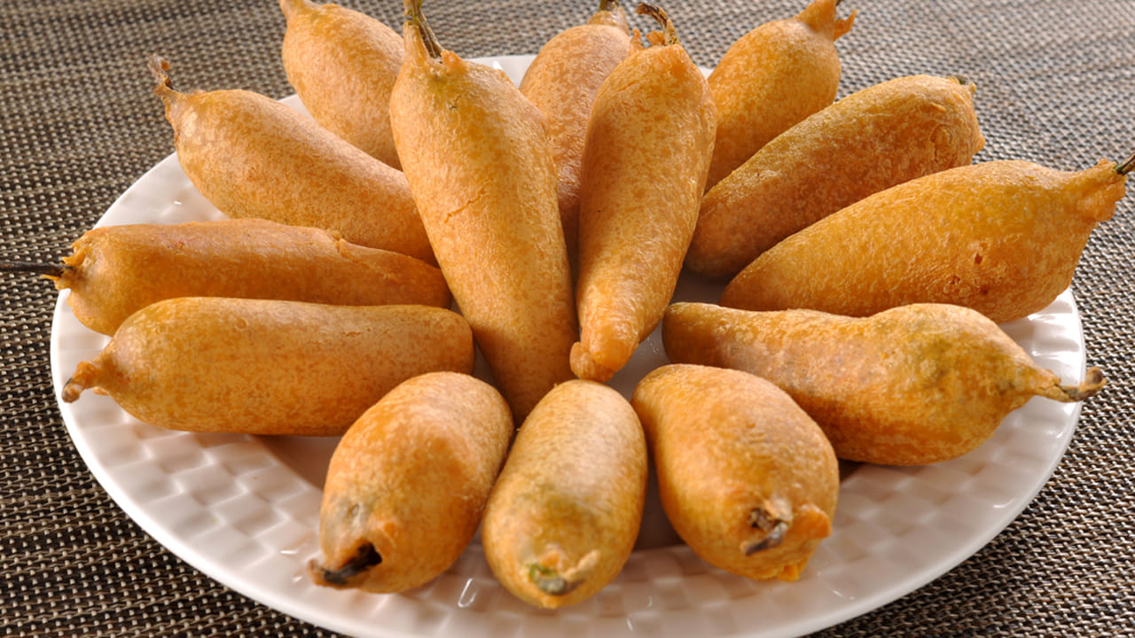 తయారీ విధానం : ముందుగా చింత పండును ఉడికించి దాని నుంచి గుజ్జు తీసుకోవాలి. తర్వాత ఒక బౌల్ తీసుకొని, అందులో శనగ పిండి, తినే సోదా, వాము, జొన్న పిండి, ఉప్పు, చింత పండు గుజ్జు వేసి మంచిగా కలిపి పెట్టుకోవాలి. పిండి మిశ్రమం చాలా చిక్కగా కలిపి పెట్టుకోవాలి.