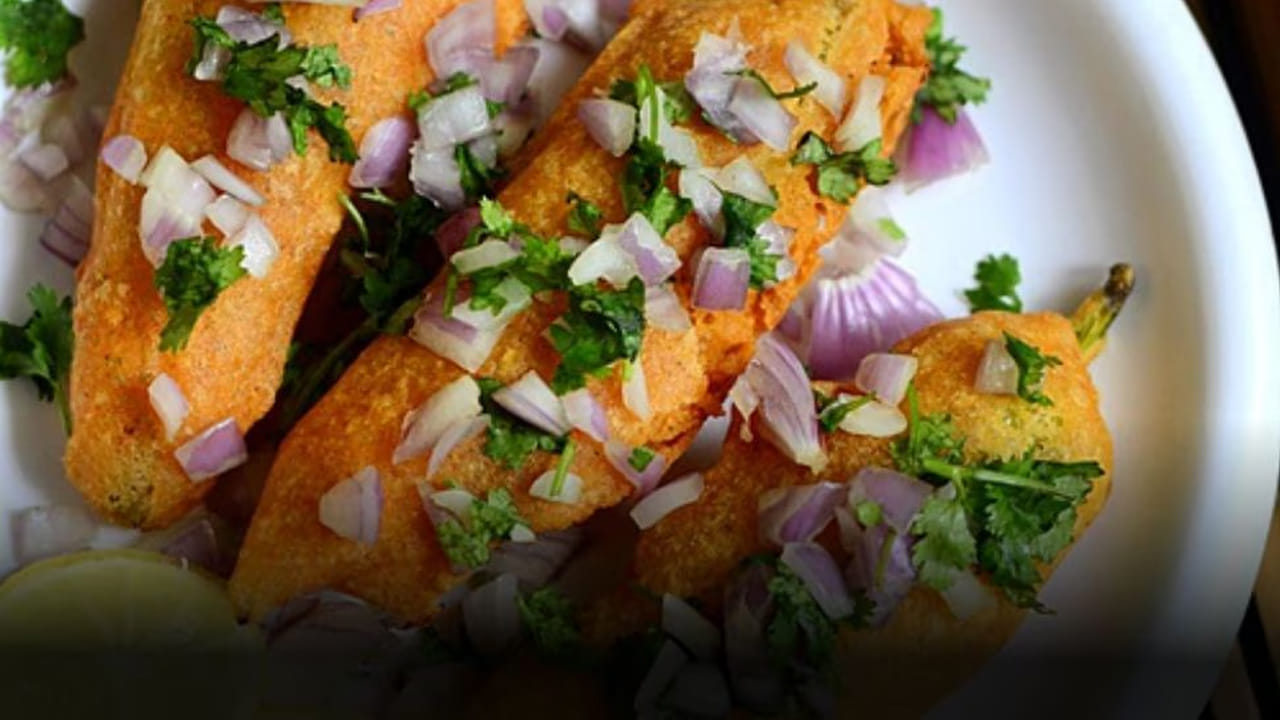 తర్వాత వీటిని తీసుకొని ఒక ప్లేట్‌లో పెట్టుకోవాలి. అంతే వేడి వేడి మిర్చీ బజ్జీలు రెడీ. ఇక వీటిపై ధనియాల పొడి చల్లుకొని, కట్ చేసి పెట్టుకున్న ఆనియన్ ముక్కలను వేసుకొని తింటే, టేస్ట్ అదిరిపోతుంది. మరి మీరు కూడా ట్రై చేయండి.