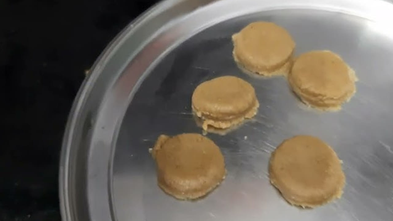 తయారీ విధానం : ముందుగా బాలామృతం తీసుకొని అందులో రెండు స్పూన్స్ గోధుమ పిండి , కొబ్బరి తురుము,  నెయ్యి వేసి కలుపుకోవాలి. తర్వాత ఈ మిశ్రమాన్ని మిక్సీ జార్‌లో వేసి, అందులో బాదం, జీడిపప్పులు వేసి, చిటికెడు ఉప్పు వేసి, బేకింగ్ సోడా,   కొద్ది కొద్దిగా పాలు పోస్తూ మిక్సీ పట్టుకోవాలి.