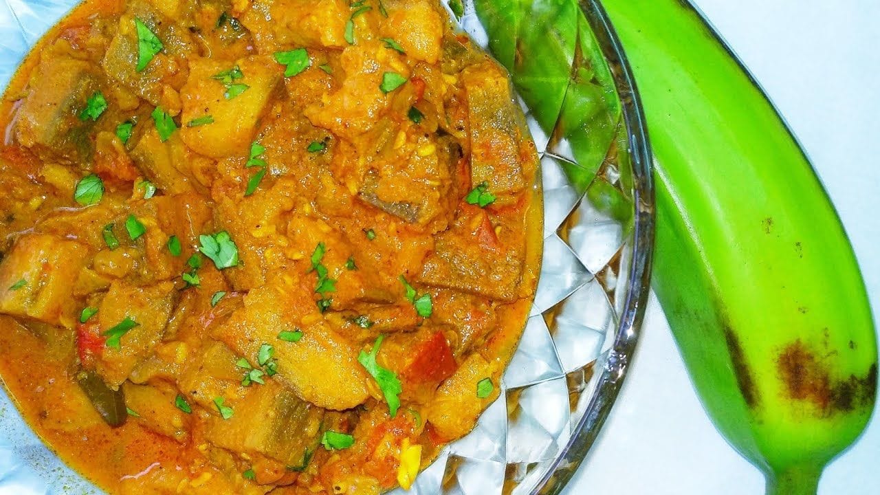 పచ్చి అరటిపండ్లను వివిధ వంటకాలు తయారు చేయడానికి ఉపయోగించవచ్చు. వాటిని తినడం వల్ల జీర్ణవ్యవస్థ కూడా మెరుగుపడుతుంది. మీరు అజీర్ణం, గ్యాస్, ఆమ్లత్వం లేదా మలబద్ధకంతో బాధపడుతుంటే, ఈ పచ్చి అరటి కాయలను మీ ఆహారంలో చేర్చుకోవడం మంచిది. ఇది ఆహారాన్ని వేగంగా జీర్ణం చేయడంలో సహాయపడుతుంది. మీ కడుపులో భారమైన అనుభూతిని తగ్గిస్తుంది.