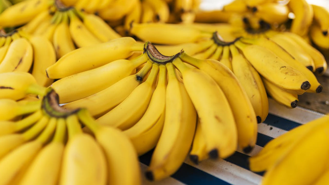 పరగడుపున తీసుకుంటే అరటి పండ్లను తీసుకుంటే గ్యాస్, ఎసిడిటీ ఎక్కువ అవుతుంది. దీని వలన మగ వారికీ, ఆడ వాళ్ళకి జీర్ణ సంబంధిత సమస్యలు కూడా వస్తాయి. (NOTE: ఇందులోని అంశాలు కేవలం అవగాహన కోసం మాత్రమే. నిపుణులు అందించిన సమాచారం ప్రకారం ఇక్కడ తెలియజేయడమైనది. ఆరోగ్యరీత్యా ఎలాంటి సమస్యలు ఉన్నానేరుగా వైద్య నిపుణులను సంప్రదించడం మంచిది) 
