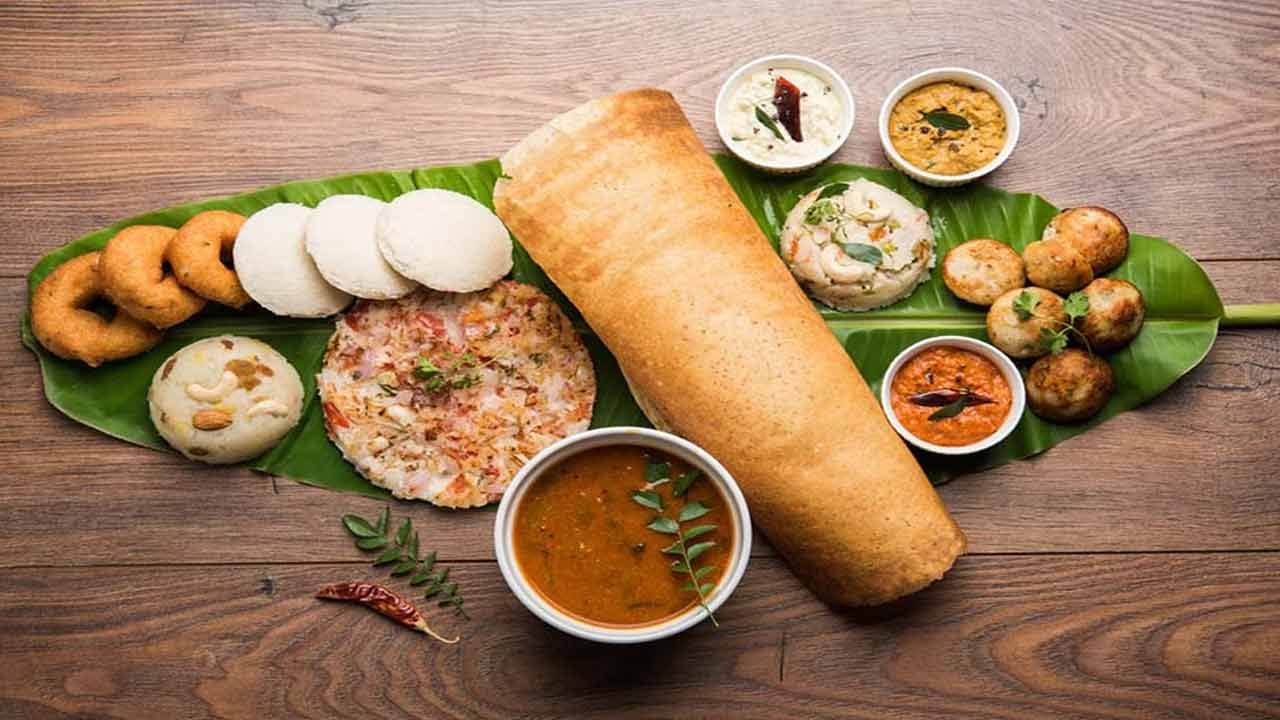 అరటి ఆకులపై ఆహారాన్ని వడ్డించడం వల్ల కలిగే ఔషధ ప్రయోజనాలు ఇంకా మానవ అధ్యయనాలలో పూర్తిగా నిరూపించబడలేదు. కానీ ఈ సంప్రదాయం ఖచ్చితంగా ఆచరణాత్మకమైనది. పర్యావరణపరంగా తెలివైనది అని ఆయుర్వేద ఆరోగ్య, పోషకాహార నిపుణులు చెబుతున్నారు. 