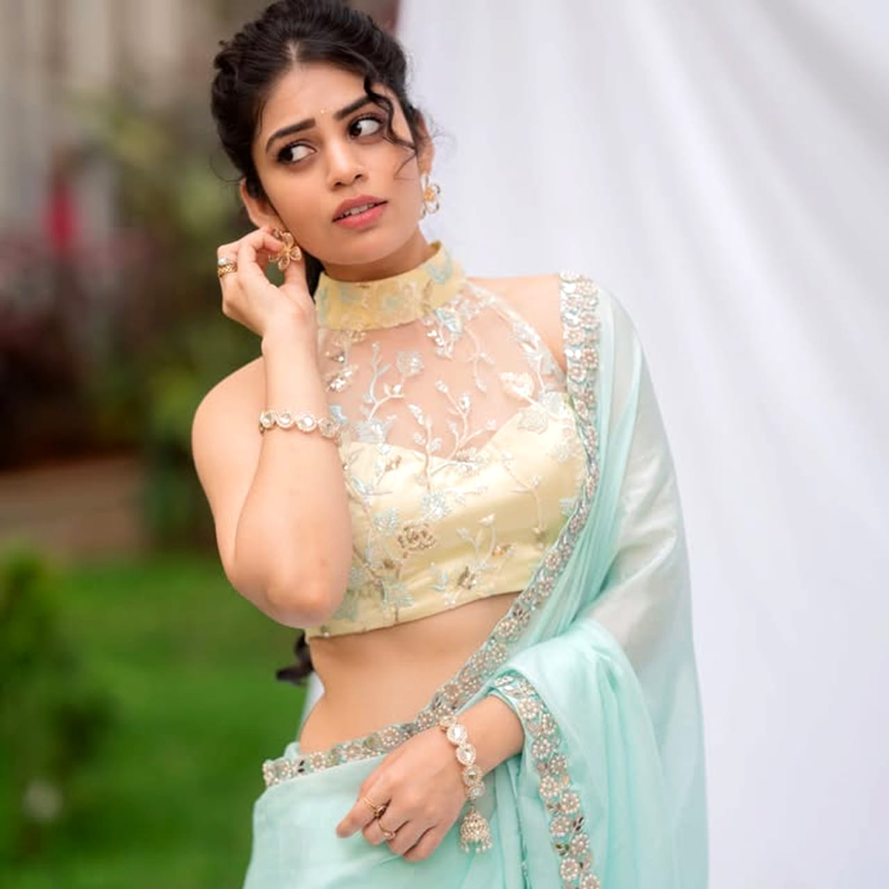 చైల్డ్ ఆర్టిస్ట్ గా కెరీర్ మొదలు పెట్టి ఆతర్వాత హీరోలు, హీరోయిన్స్ గా మారి సినిమాలు చేస్తూ మెప్పిస్తున్నారు. 2022లో విడుదలైన మసూద సినిమా తెలుగు ప్రేక్షకులను బాగా ఆకట్టుకుంది బాంధవి శ్రీధర్. భయపెట్టే హార్రర్ కథతో పాటు, నటీనటుల నేచురల్ యాక్టింగ్ కూడా సినిమాకి పెద్ద హైలైట్ అయ్యింది.