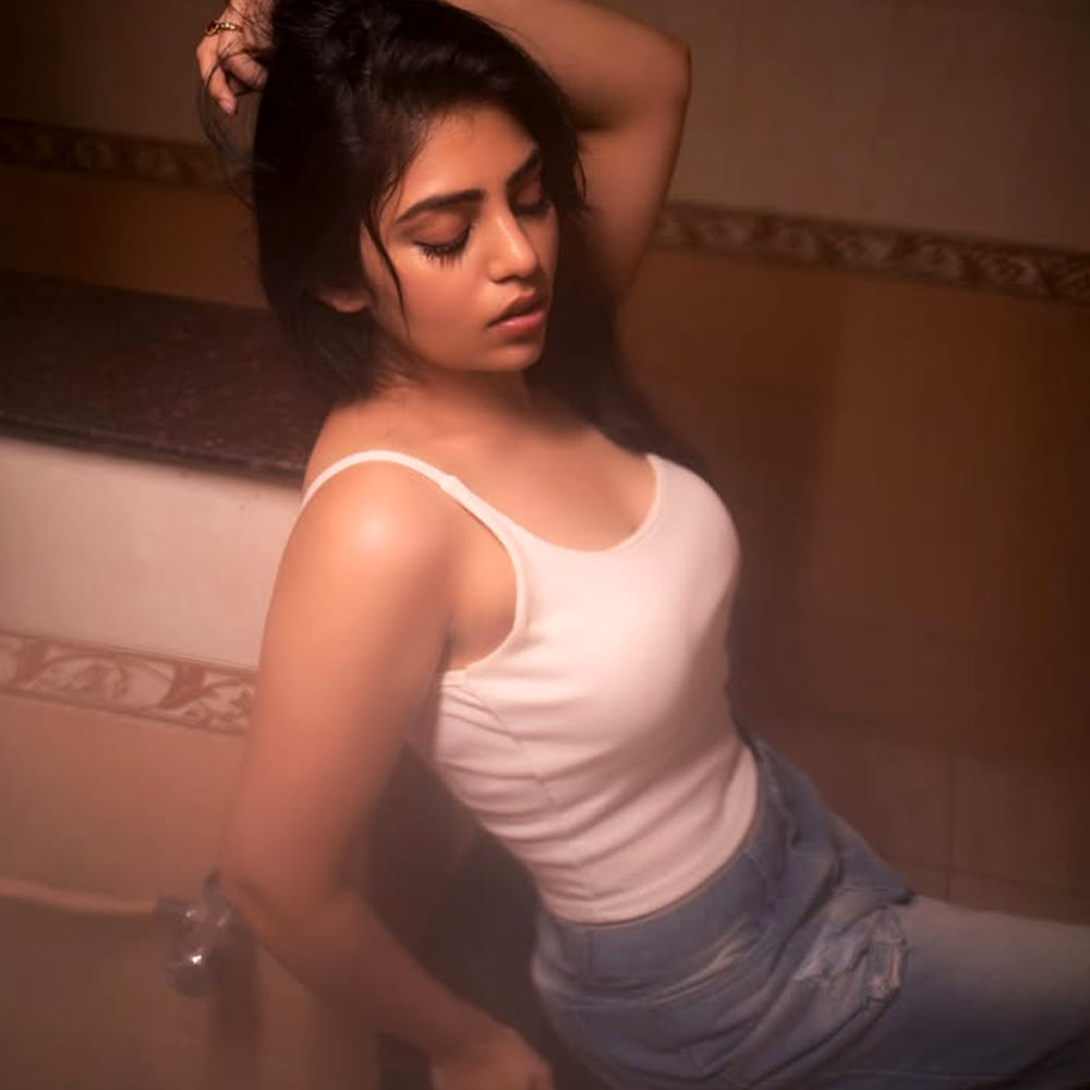 వరుస ఫొటోషూట్లతో సోషల్ మీడియాలో తన అందాలను ఆరబోస్తూ కుర్రకారులో క్రేజ్ పెంచుకుంటుంది. ఇటీవల షేర్ చేసిన ఫొటోలలో జీన్స్ ప్యాంట్, ట్రెండీ లుక్‌లో గ్లామర్ చూపిస్తూ కట్టిపడేసింది. ఈ ఫొటోలు చూసి నెటిజన్స్ ఓ రేంజ్‌లో కామెంట్లు పెడుతున్నారు. 