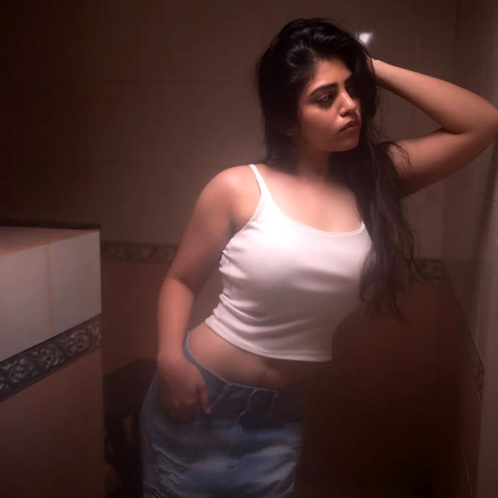 మసూద బాంధవి శ్రీధర్ మంచి గుర్తింపును తెచ్చిపెట్టింది. దాంతో ఆఫర్స్ కూడా క్యూ కట్టాయి. బాంధవి శ్రీధర్ హీరోయిన్‌గా అడుగుపెట్టడానికి ముందు చైల్డ్ ఆర్టిస్ట్‌గా కూడా పనిచేసింది. ఆమె మిస్టర్ పర్‌ఫెక్ట్, రభస, మొగుడు, రామయ్య వస్తావయ్య, మజ్ను వంటి తెలుగు సినిమాల్లో చిన్న పాత్రల్లో కనిపించింది.