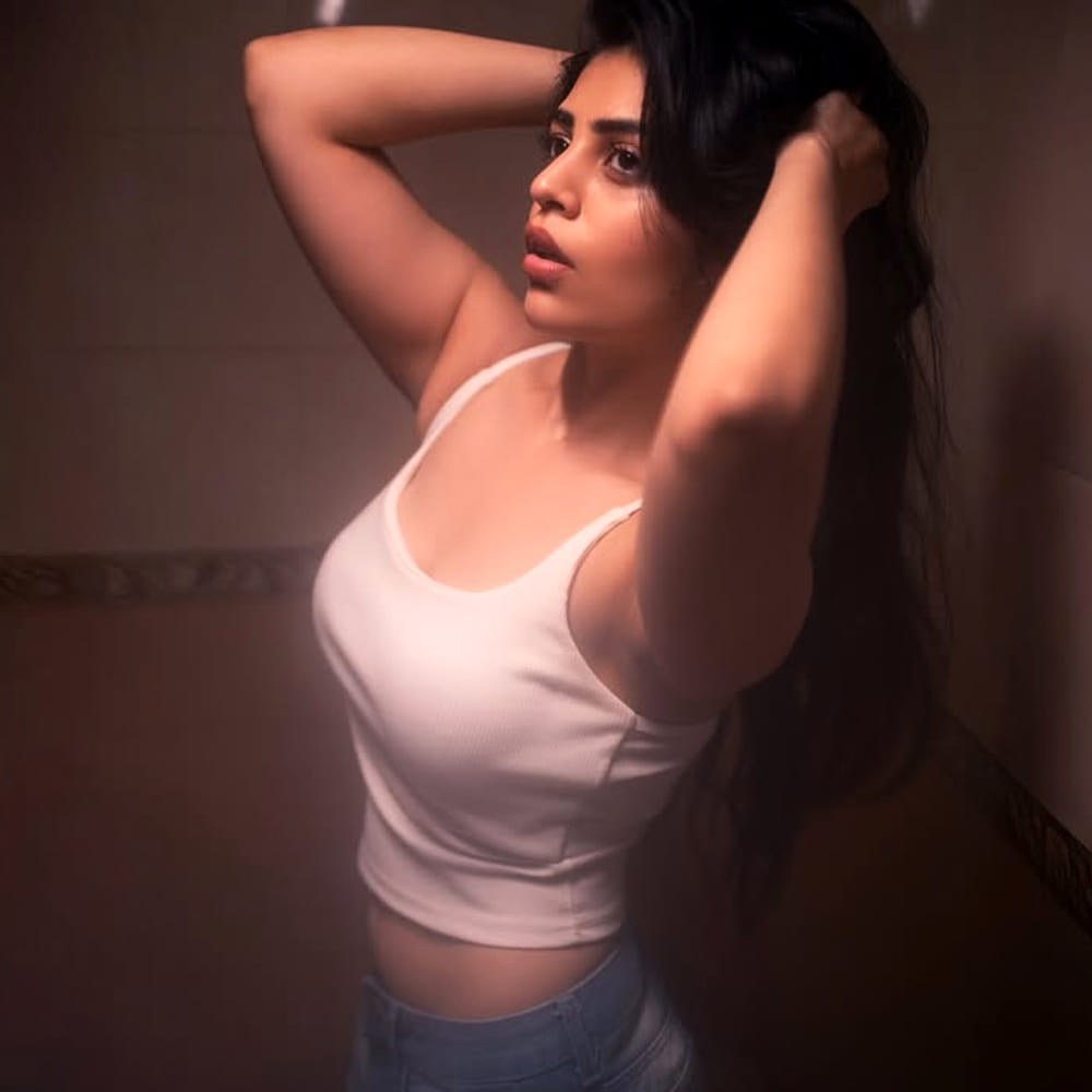 ముఖ్యంగా చిన్నారి పాత్రలో కనిపించిన బాంధవి శ్రీధర్.. దెయ్యం పట్టిన పాపగా అందరినీ ఫిదా చేసింది. ఆ సినిమా హిట్ అయిన తర్వాత బాంధవి ఒక్కసారిగా హాట్ టాపిక్ అయిపోయింది. ఇప్పుడు ఆమె రియల్ లైఫ్ లుక్ మాత్రం వారెవ్వా అనేలా ఉంది.