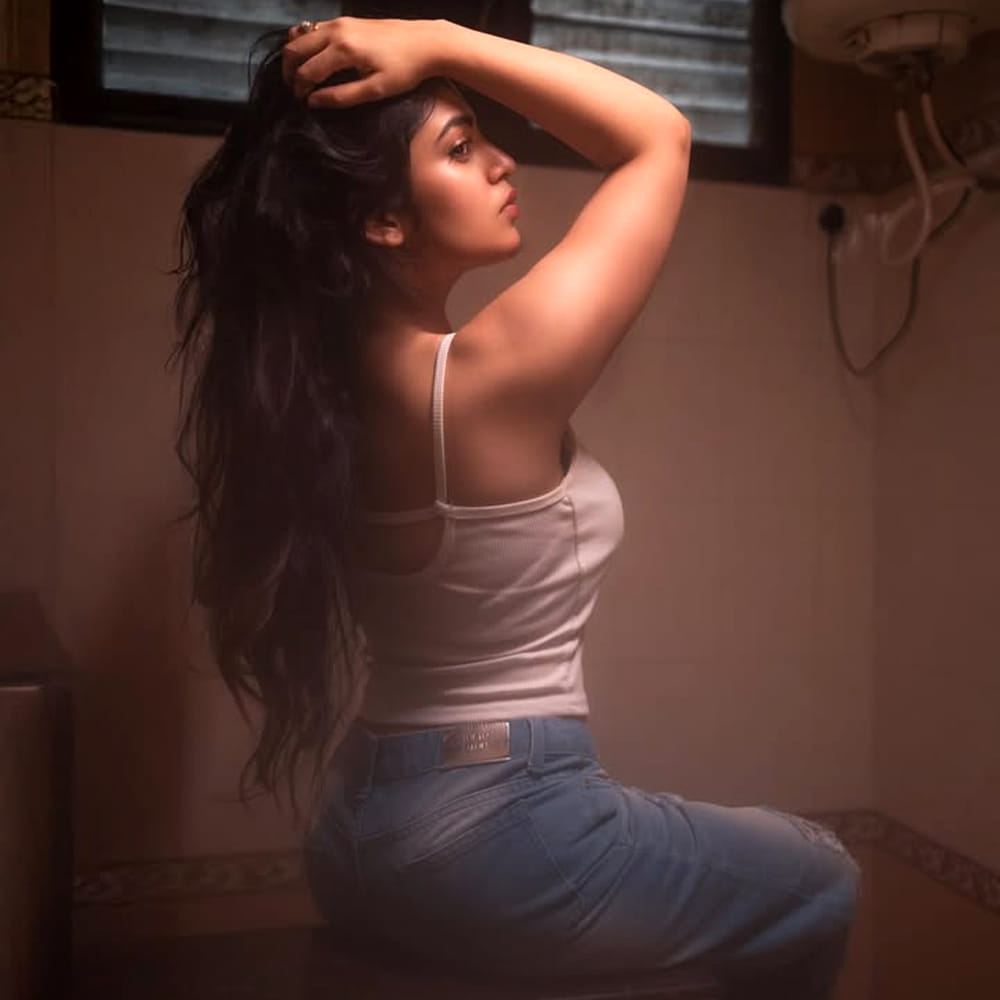 తాజాగా ఈ చిన్నది కొన్ని అందమైన ఫోటోలు షేర్ చేస్తుంది. బోల్డ్ అండ్ బ్యూటీ ఫుల్ ఫోటోలను వదిలింది. ఈ ఫోటోలకు  కుర్రకారు క్రేజీ కామెంట్స్ చేస్తున్నారు. త్వరలోనే ఈ బ్యూటీ ఆకట్టుకునే సినిమాతో వస్తుందని ఆమె అభిమానులు ఎదురుచూస్తున్నారు. ఈ అమ్మడి లేటెస్ట్ ఫోటోలు మాత్రం పిచ్చెక్కిస్తున్నాయి. 