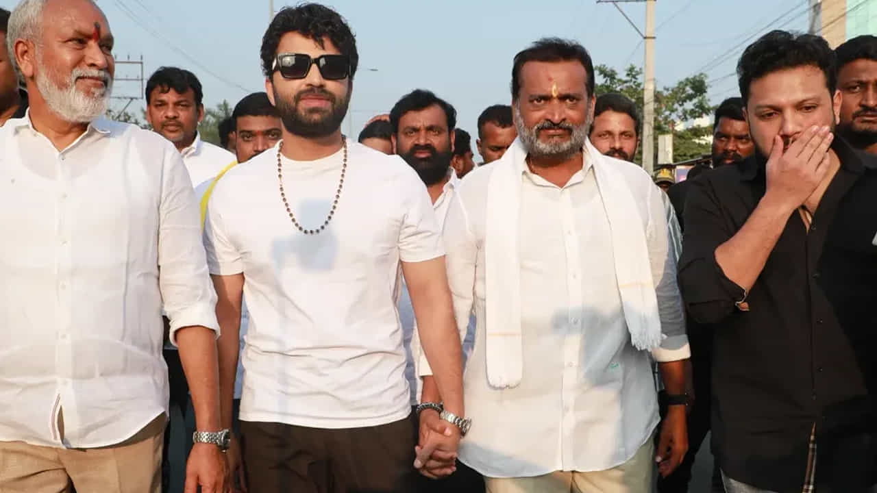 సుమారు 20 రోజుల క్రితం షాద్ నగర్ లో ప్రారంభమైన ఈ సంకల్ప యాత్ర ఇప్పటికే అలిపిరికి చేరుకుంది. కాగా ఈ యాత్రలో పలువురు సినీ, రాజకీయ ప్రముఖులు కూడా పాల్గొంటున్నారు.