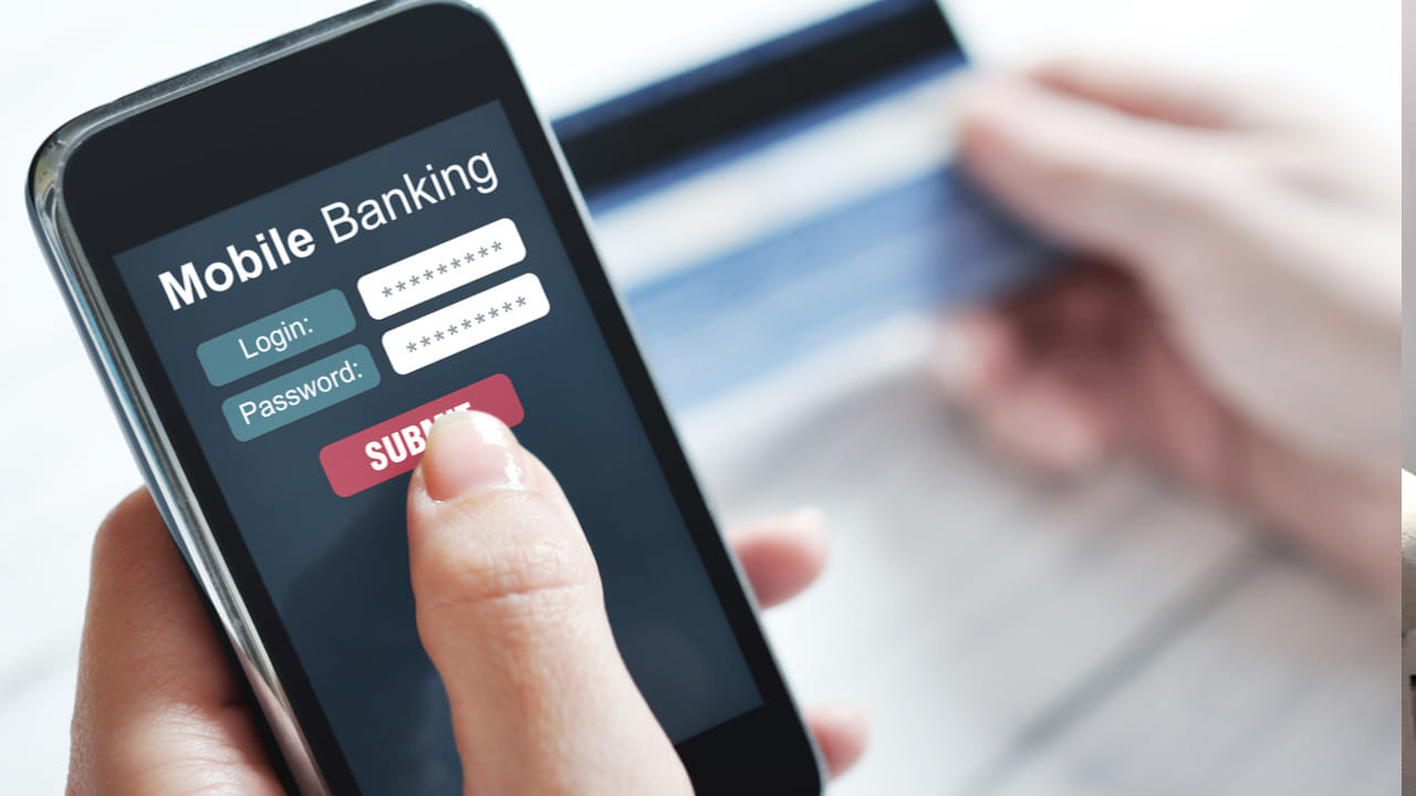 బ్యాంక్ కస్టమర్లకు ప్రయోజనం చేకూర్చేలా రిజర్వ్ బ్యాంక్ ఆఫ్ ఇండియా కీలక నిర్ణయాలు తీసుకుంటుంది. ఈ మేరకు బ్యాంకులకు కఠిన నిబంధనలు విధించింది. బ్యాంకుల డిజిటల్ ఫ్లాట్ఫామ్స్ అయిన వెబ్ సైట్, యాప్లు తప్పుదారి ప్రకటించే డార్క్ ప్యాటర్న్లను నిషేధించింది. ఇక నుంచి కస్టమర్లను ఒత్తిడికి గురి చేసే ప్రకటనలను పొందుపర్చవద్దని స్పష్టం చేసింది.