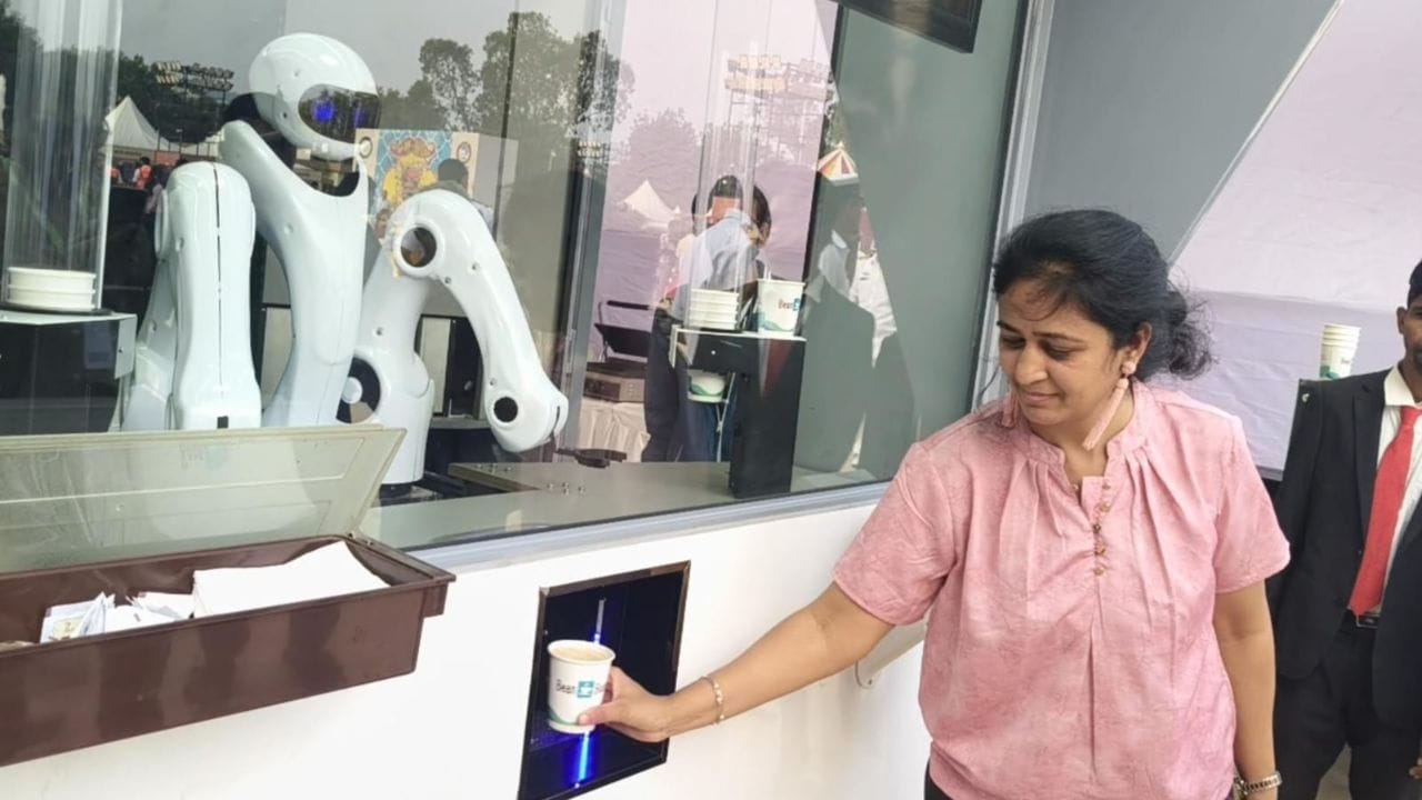 Bean Board Robo: అడిగిన వెంటనే అద్భుతమైన కాఫీ ఇచ్చే రోబో.. టేస్ట్ చూస్తే మతిపోవాల్సిందే! Bean Board Robo: అడిగిన వెంటనే అద్భుతమైన కాఫీ ఇచ్చే రోబో.. టేస్ట్ చూస్తే మతిపోవాల్సిందే!