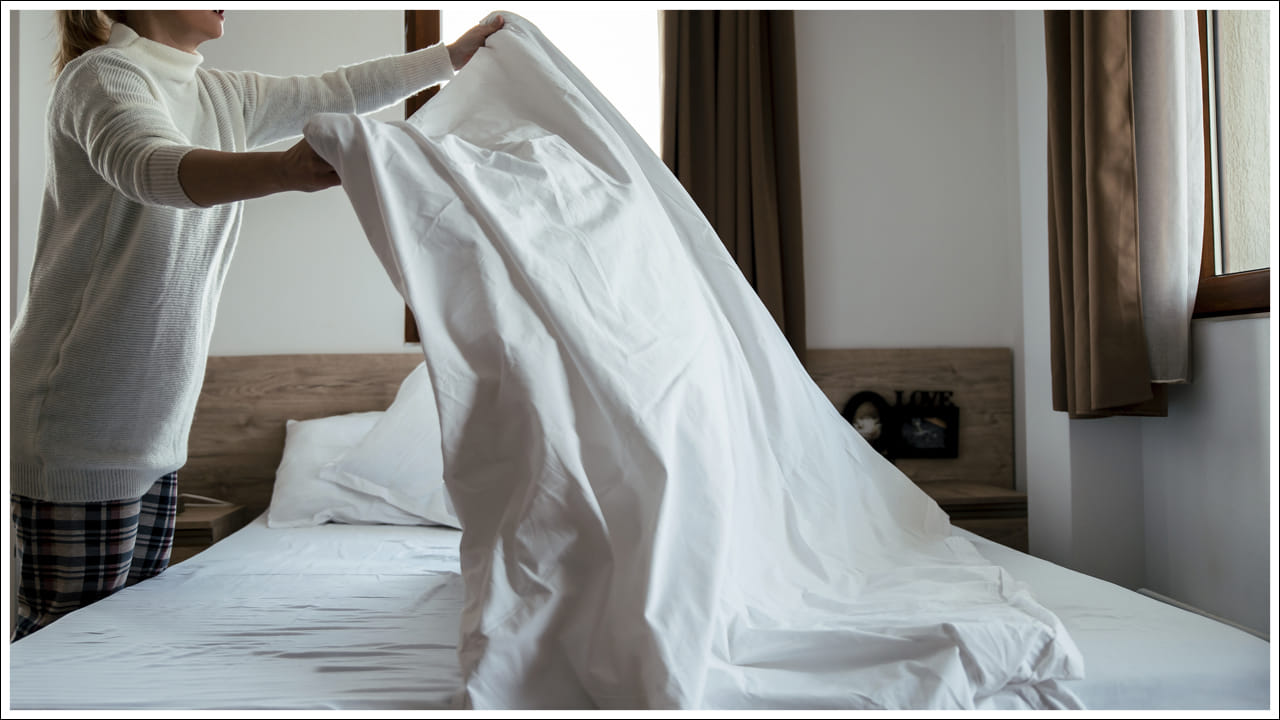 బెడ్ షీట్లను ఎన్ని రోజులకు మార్చాలి?: ప్రతి మూడో రోజు మీ బెడ్‌షీట్‌ను మార్చుకోవాలని ఆరోగ్య నిపుణులు సూచిస్తున్నారు. ఇది మీకు సాధ్యం కాకపోతే కనీసం వారానికి ఒకసారి అయినా బెడ్‌షీట్‌ను మార్చాలి. లేకపోతే మీ బెడ్‌షీట్ మిమ్మల్ని అనారోగ్యానికి గురిచేసే బ్యాక్టీరియాకు సంతానోత్పత్తి ప్రదేశంగా మారుతుందని హెచ్చరిస్తున్నారు నిపుణులు.