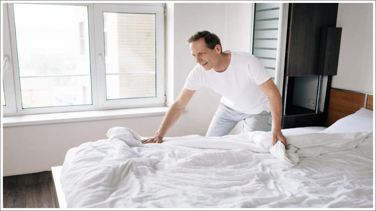  Bed Sheet Change: ఇంటిని శుభ్రంగా ఉంచుకోవడం చాలా ముఖ్యం. అలాగే చాలా మంది ప్రజలు తమ ఇంటిని శుభ్రంగా ఉంచుకోవడానికి అన్ని ప్రయత్నాలు చేస్తారు. కానీ అన్ని క్లీనింగ్‌ల మధ్య, మనం తరచుగా విస్మరించే ఒక విషయం ఏమిటంటే మన బెడ్‌పై ఉన్న బెడ్‌షీట్. చాలా మంది ప్రతి 15 రోజులకు అంటే రెండు వారాలకు ఒకసారి మార్చుకుంటారు.  కొందరు వ్యక్తులు నెల మొత్తం ఒకే బెడ్‌షీట్‌లో గడుపుతారు. ఇప్పుడు ప్రశ్న ఏమిటంటే వీటిలో ఏది సరైనది? బెట్‌షీట్‌ను మార్చడానికి సరైన సమయం ఏది? ఎన్ని రోజులకు బెట్‌షీట్‌ను మార్చాలి? అలాగే ఆరోగ్యంగా ఉండటానికి ఎలాంటి చర్యలు తీసుకోవాలి..? ఈ విషయాలను ఇప్పుడు తెలుసుకుందాం..