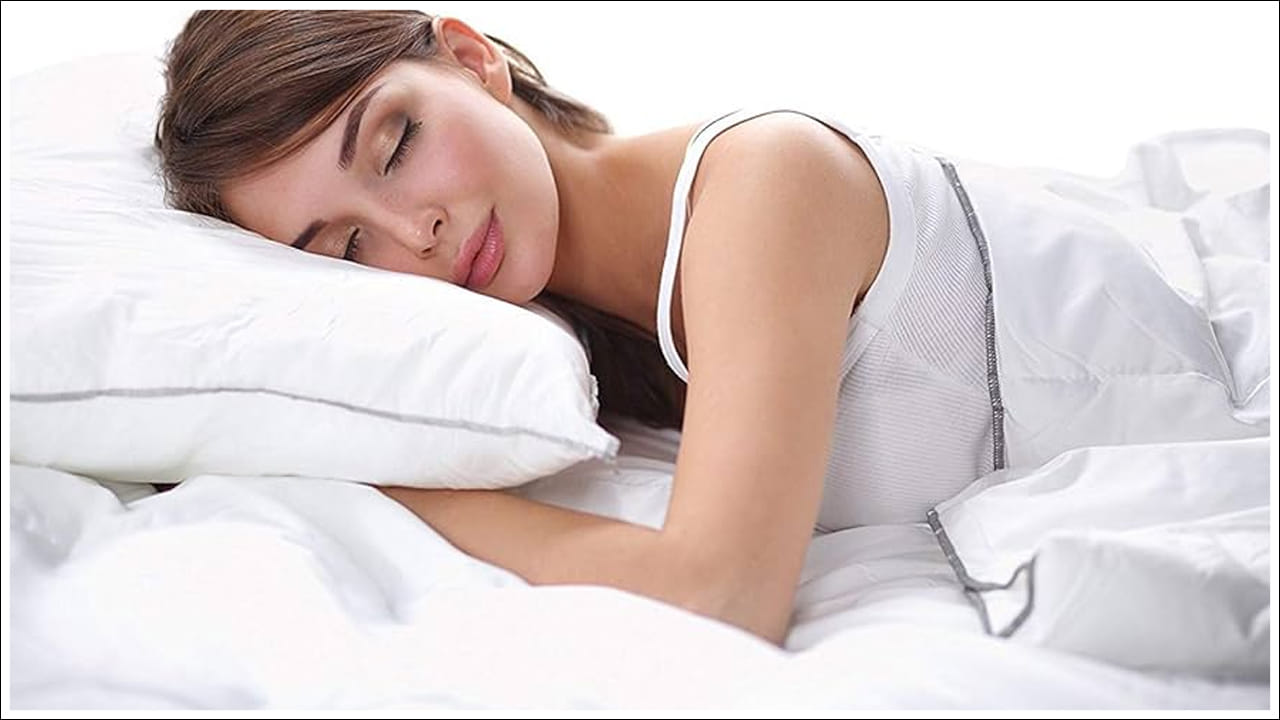  బెడ్‌షీట్లు ఎలా మురికిగా ఉంటాయి?: మీరు ప్రతిరోజూ మీ బెడ్‌ను దుమ్ము దులిపేస్తారు. ప్రతి వారం వాక్యూమ్ క్లీనర్‌తో శుభ్రం చేస్తారు. నిద్రపోతున్నప్పుడు మీ చర్మం మృతకణాలు మీ బెడ్‌షీట్, దిండుపై పడతాయి. అవి దుమ్ము దులిపి కూడా పూర్తిగా శుభ్రం చేయడం ఉండదు. శరీరం నుండి విడుదలయ్యే సెబమ్, ఆయిల్ కూడా బెడ్‌షీట్‌లోకి చేరిపోతుంటుంది. దీనితో పాటు వాతావరణంలో పేరుకుపోయిన ధూళి సూక్ష్మ కణాలు, మీ చెమట అన్నీ కలిసి బెడ్‌షీట్‌ను 7 రోజుల్లో మురికిగా చేస్తాయి. అప్పుడు నిద్రపోతున్నప్పుడు వెలువడిన వాయువుతో పాటు విడుదలయ్యే సూక్ష్మజీవులు కూడా ఈ షీట్‌లో కలిసిపోతాయి. ఈ మూలకాలన్నీ కలిసి మీ బెడ్‌షీట్‌ను బ్యాక్టీరియా పెరుగుదలకు అద్భుతమైన బ్రీడింగ్ గ్రౌండ్‌గా చేస్తాయి.