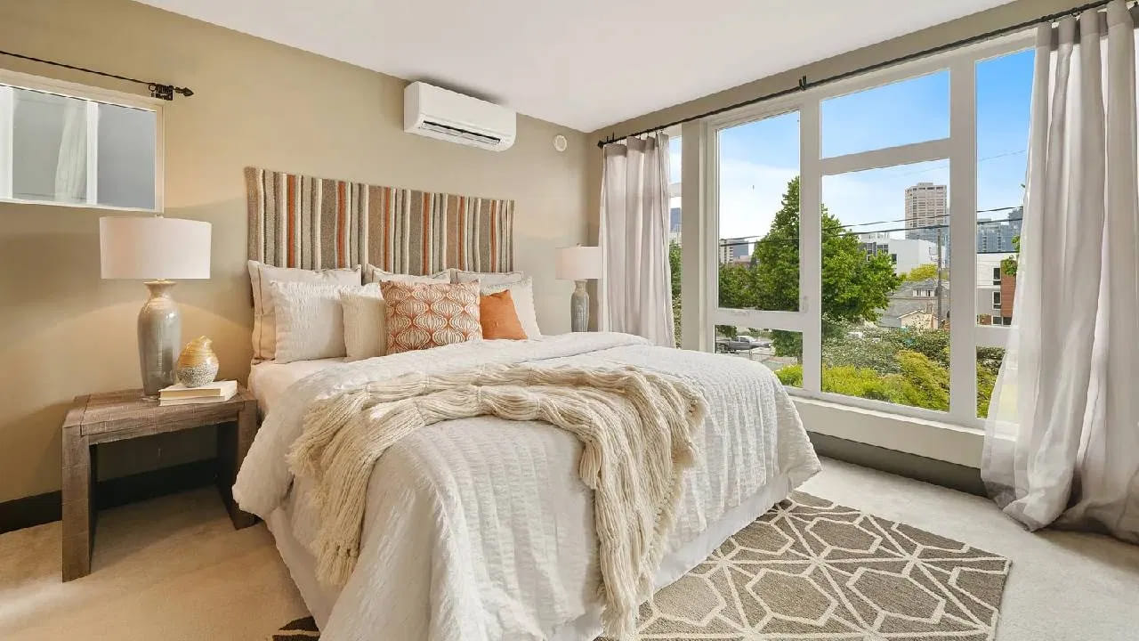 
2. ముళ్ల మొక్కలు నివారించాలి..

పడకగదిలో గులాబీ తప్ప ఇతర ముళ్ల మొక్కలను ఉంచకూడదు. ముళ్లు కలహాలు, విభేదాలకు సంకేతంగా భావిస్తారు. అలాంటి మొక్కలు దాంపత్య జీవనంలో ఉద్రిక్తతను పెంచుతాయని వాస్తు శాస్త్రం చెబుతుంది.

