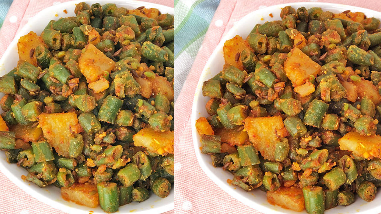 ఆ తర్వాత దానిలో ఉల్లిపాయలు ముక్కలు, పచ్చిమిర్చి, అల్లం వెల్లుల్లి పేస్ట్ వేసి రంగు మారే వరకు బాగా వేయించాలి. ఇక ఇప్పుడు ముందుగా కట్ చేసి పెట్టుకున్న  బీన్స్ ముక్కలు, టొమాటోలు, పసుపు, ఉప్పు వేసి బాగా వేయించాలి.
