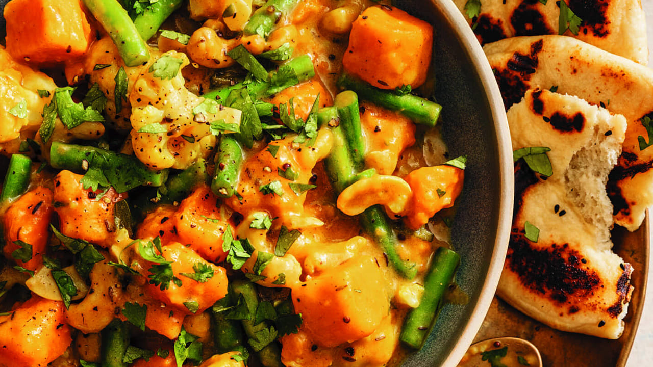 బీన్స్ ఉడికే వరకు వరకు సన్నని మంటపై 20 నిముషాల పాటు ఉడికించాలి. మధ్యలో గరిటెతో ఒకసారి తిప్పి కారం, ధనియాల పొడి వేసి 5 నిమిషాల పాటు ఉంచి, చివర్లో ముందు కొత్తిమీర వేసి దించేయండి. అంతే, బార్బతి కర్రీ రెడీ. 