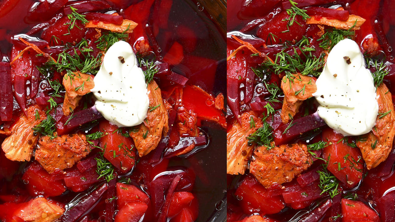 ముందుగా స్టవ్ వెలిగించి పాన్ పెట్టి ఆయిల్ వేసి ఉల్లిపాయలు ముక్కలు, కరివేపాకు ఆకులు , ఒక టేబుల్ స్పూన్ అల్లం వెల్లుల్లి పేస్ట్ వేసి బాగా వేయించాలి.