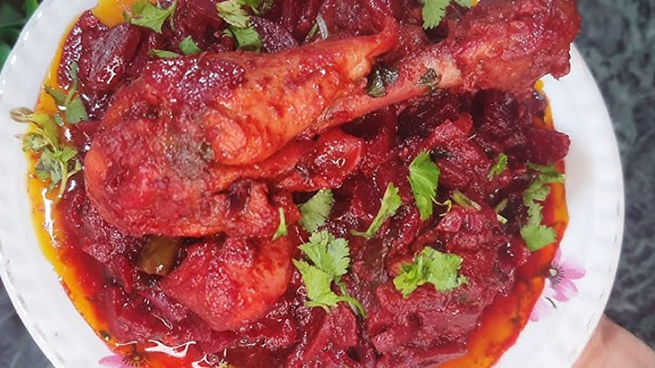 
కొద్దిగా మగ్గిన తర్వాత టొమాటో ముక్కలు , అర టీ స్పూన్ పసుపు, ఒక టేబుల్ స్పూన్ కారం, రుచికి సరిపడా ఉప్పు వేసి కడిగి పెట్టుకున్న చికెన్ ముక్కలను వేసి కలపాలి.
