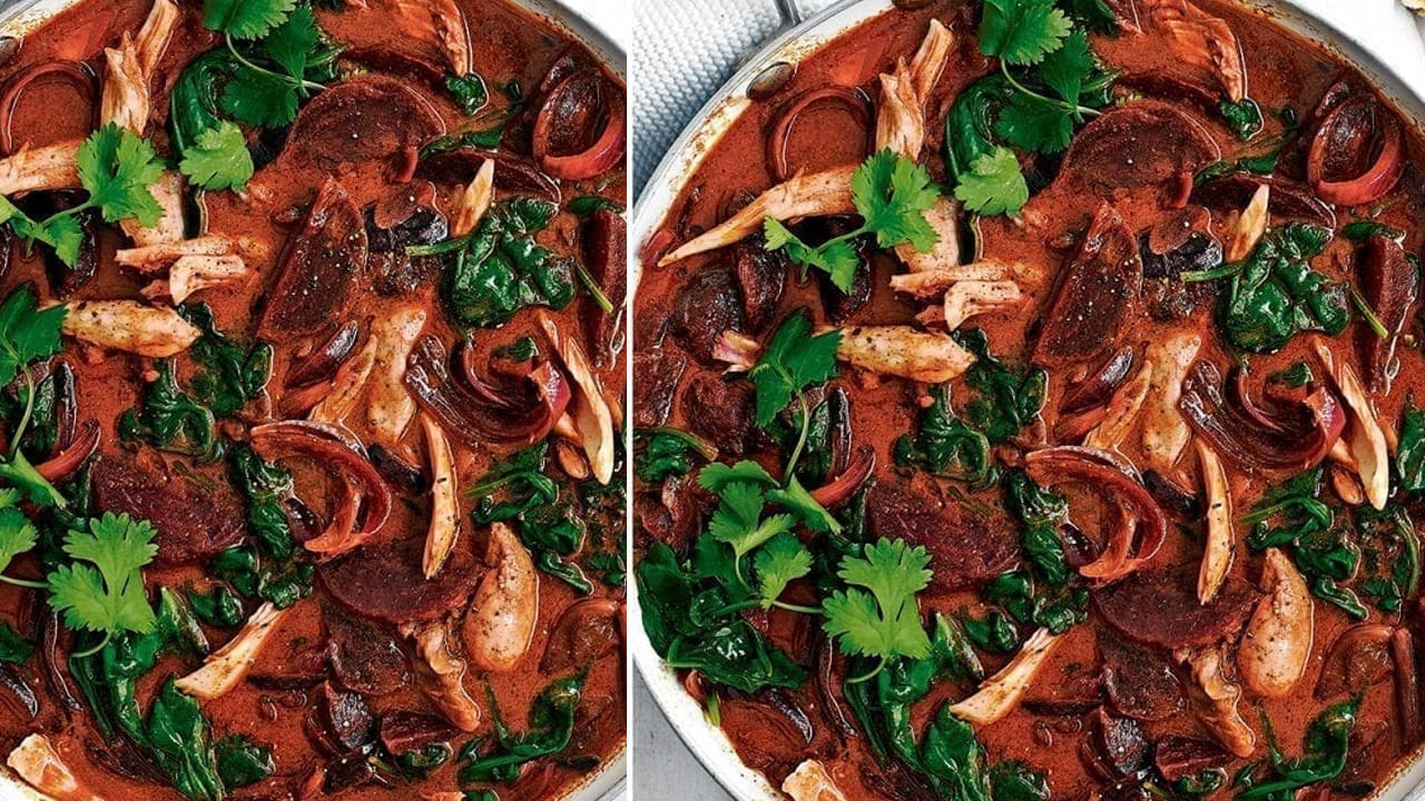 చికెన్ ఉడికిన తర్వాత  తురిమిన బీట్‌రూట్ వేసి 15 నిముషాల పాటు వాటిని నూనెలో బాగా మగ్గించాలి.
