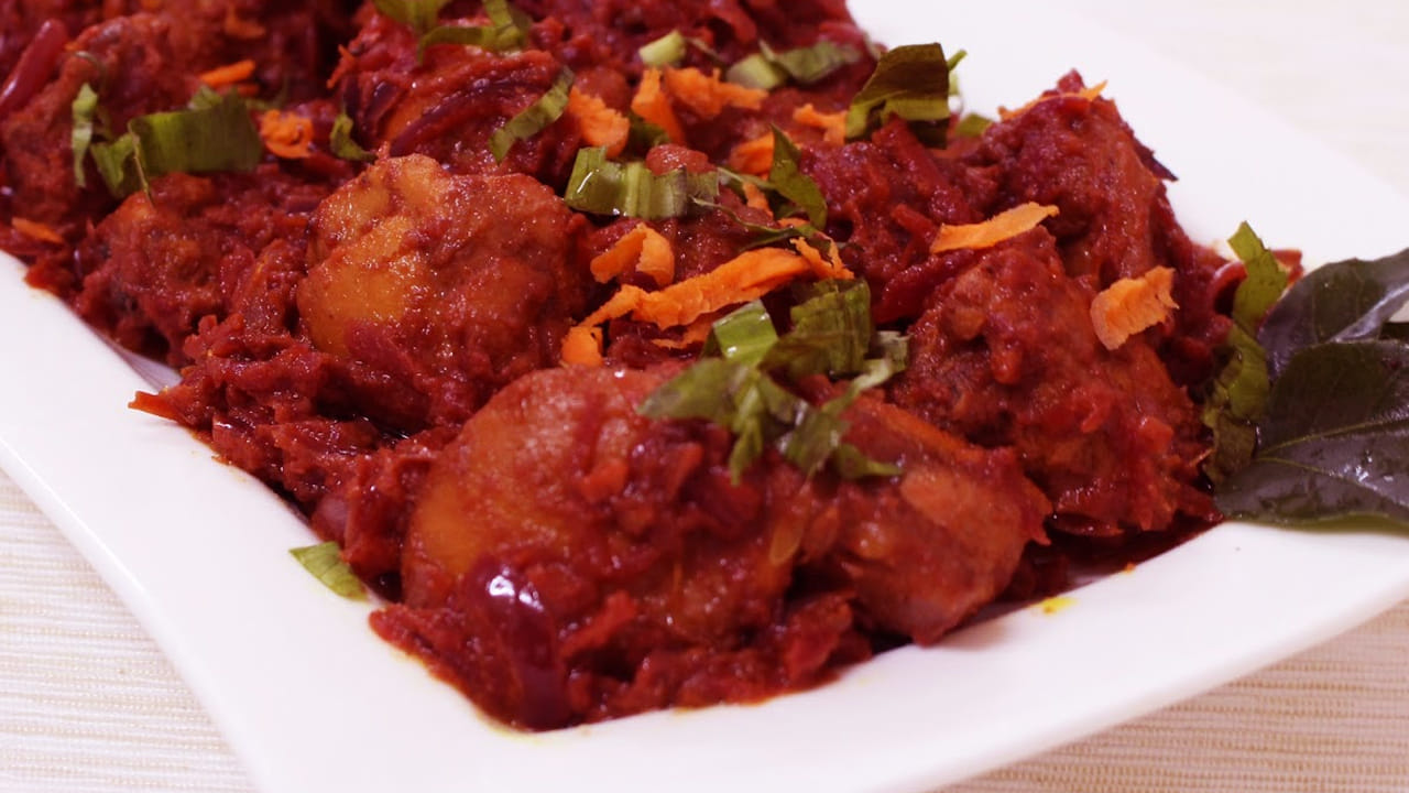 చికెన్, బీట్ రూట్ మగ్గిన తర్వాత ఒక గ్లాస్ వాటర్ పోసి చికెన్ బాగా ఉడికే వరకు అయ్యే వరకు పొయ్యి మీదే ఉంచుకోవాలి.  దించే ముందు చికెన్ మసాలా వేసి వడ్డించుకుని తినేయండి. వేడి వేడి అన్నంలో తింటే రుచికరంగా ఉంటుంది. 