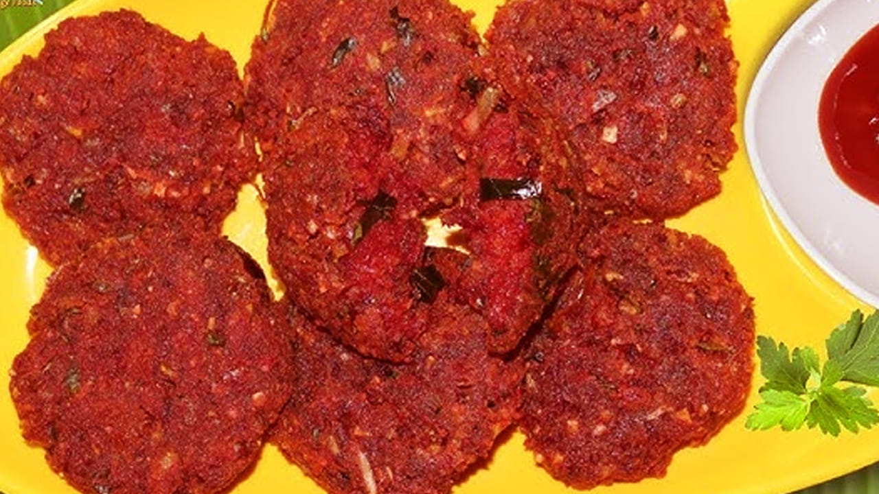 ముందుగా శనగపప్పులో కొద్దిగా నీళ్ళు పోసి పక్కన పెట్టుకోవాలి. 20 నిముషాలు పక్కన పెట్టి, ఆ  తర్వాత బాగా గ్రైండ్ చేసుకోవాలి.