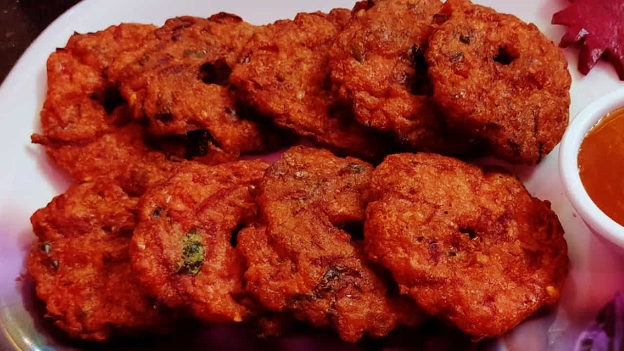 కావాల్సిన పదార్ధాలు: అర కప్పు శనగపప్పు, 2 బీట్రూట్, చిన్న ఉల్లిపాయ, 4 పచ్చిమిర్చి, అర టీ స్పూన్ అల్లం పేస్ట్, కొత్తిమీర, కరివేపాకు, 1 టేబుల్ స్పూన్ బియ్యం పిండి, అర టీ స్పూన్ మసాలా, సరి పడినంత ఉప్పు, 2 టేబుల్ స్పూన్స్ నూనె తీసుకోవాలి.