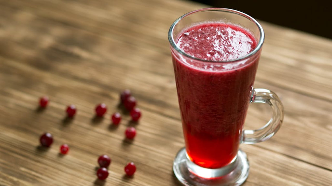 రక్తహీనత: అమ్మాయిల్లో రక్తం తక్కువగా ఉన్నవారు బీట్‌రూట్‌ తీసుకుంటే చాలా మంచిది. దీనిలో ఐరన్ అధికంగా ఉంటుంది.  అమ్మాయిల్లో సర్వసాధారణమైన రక్తహీనత సమస్యను ఇది చెక్ పెడుతుంది.