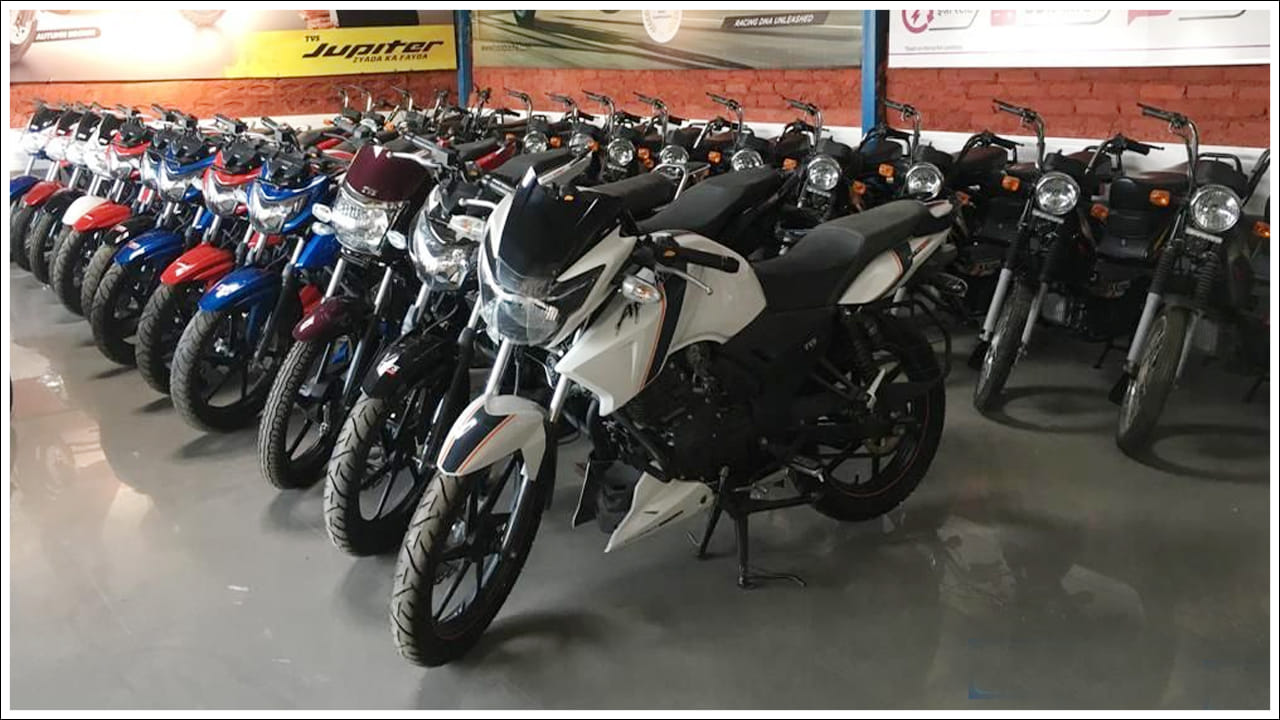 High Mileage Bikes: మీరు రోజు వారీ ఉపయోగం కోసం ఎక్కువ మైలేజీ ఇచ్చే బైక్ల కోసం చూస్తున్నట్లయితే మార్కెట్లో ఎన్నో ఉన్నాయి. భారతీయ మార్కెట్ అనేక అద్భుతమైన ఎంపికలను అందిస్తుంది. ఎంట్రీ-లెవల్ కమ్యూటర్ బైక్లు లీటరుకు 65 నుండి 80 కిలోమీటర్ల మైలేజీని అందిస్తాయి. వాటి తక్కువ ధర కూడా తక్కువగా ఉండటంతో పాటు తక్కువ నిర్వహణ, అద్భుతమైన ఇంధన సామర్థ్యం ఈ బైక్లను మధ్యతరగతి కుటుంబాలలో ప్రసిద్ధ ఎంపికగా మార్చాయి. 60,000 బడ్జెట్లోపు టాప్ ఐదు బైక్ల గురించి తెలుసుకుందాం..