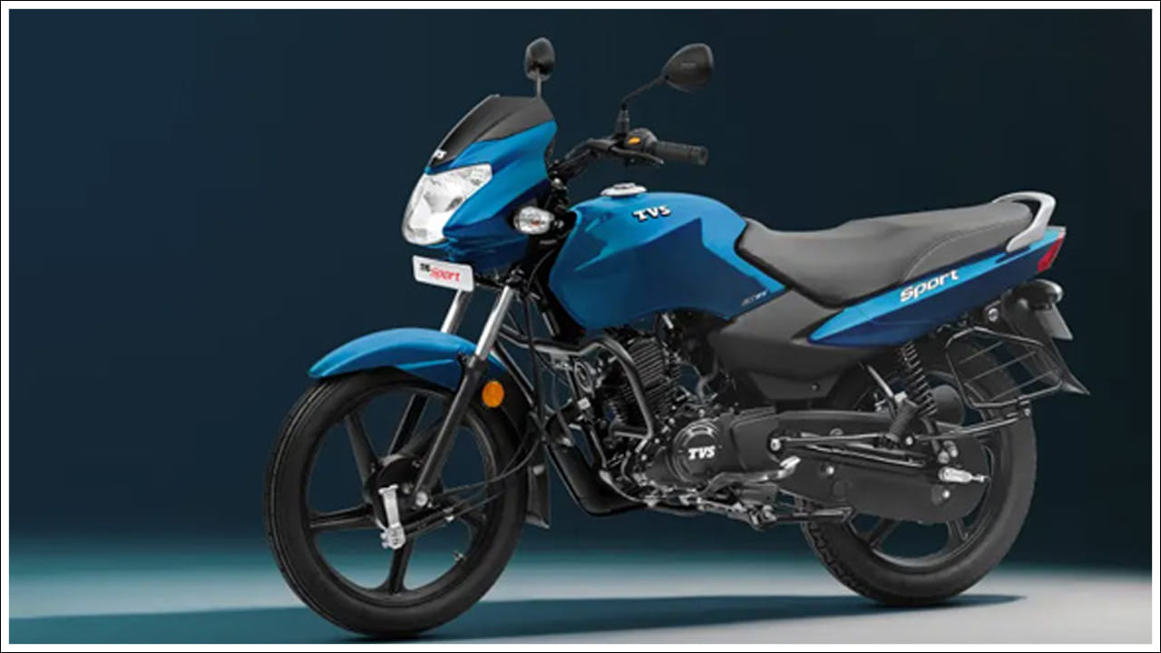  టీవీఎస్ స్పోర్ట్:  TVS స్పోర్ట్ దాని అద్భుతమైన మైలేజ్, తక్కువ బరువుకు ప్రసిద్ధి చెందింది. దీని ఎక్స్-షోరూమ్ ధర సుమారు రూ.55,500 నుండి రూ.58,600 వరకు ఉంటుంది. ఇది 109.7cc ఇంజిన్‌తో వస్తుంది. ఇది రియల్ వరల్డ్ మైలేజీని 70 నుండి 80 kmpl వరకు అందిస్తుంది. దీని 10-లీటర్ ఇంధన ట్యాంక్ సుమారు 750 కిలోమీటర్ల పరిధిని అందించగలదు. పొడవైన, సౌకర్యవంతమైన సీటు దీనిని రోజువారీ వినియోగానికి అనువైనదిగా చేస్తుంది.