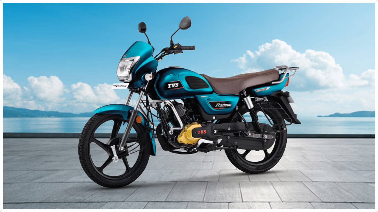  టీవీఎస్ రేడియన్: TVS Radeon కూడా 109.7cc ఇంజిన్‌తో వస్తుంది. 65 నుండి 73 kmpl మైలేజీని అందిస్తుంది. దీని ధర రూ.55,400 నుండి రూ.59,800 వరకు ఉంటుంది. దీని దృఢమైన నిర్మాణ నాణ్యత, అద్భుతమైన సస్పెన్షన్, USB ఛార్జర్ వంటి లక్షణాలు గ్రామీణ, పట్టణ ప్రాంతాలకు అనుకూలంగా ఉంటాయి. ఈ బైక్ సుదూర ప్రాంతాలకు సౌకర్యవంతంగా పరిగణిస్తారు.