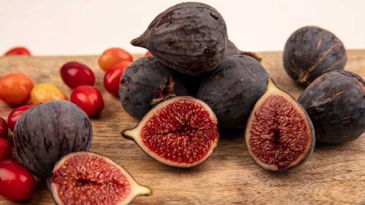 నల్ల అంజీర్ : ఇతర పండ్లతో పోలిస్తే నల్ల అంజీర్ మధుమేహ వ్యాధిగ్రస్తులకు ఉత్తమ ఎంపిక. ఇది కేవలం చక్కెరను తగ్గించడమే కాకుండా కంటి ఆరోగ్యాన్ని కాపాడుతుంది. ఈ పండు గింజల పొడిని కూడా మధుమేహానికి మందుగా వాడుతుంటారు.