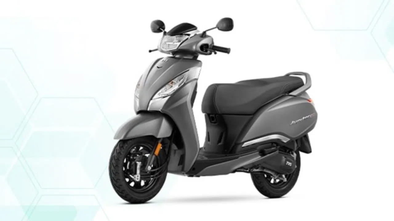  TVS Jupiter 125 ధర రూ.75,600 (ఎక్స్-షోరూమ్). ఇది సౌకర్యం, రోజువారీ వాడకాన్ని దృష్టిలో ఉంచుకుని రూపొందించారు. ఇది నిటారుగా ఉండే రైడింగ్ పొజిషన్, వెడల్పుగా, బాగా ప్యాడ్ చేసిన సీటు, తక్కువ స్టెప్-త్రూ డిజైన్‌ను కలిగి ఉంటుంది. ఇది ఎక్కడం, దిగడం సులభం చేస్తుంది. సస్పెన్షన్ సౌకర్యం కోసం ట్యూన్ చేసింది కంపెనీ. 