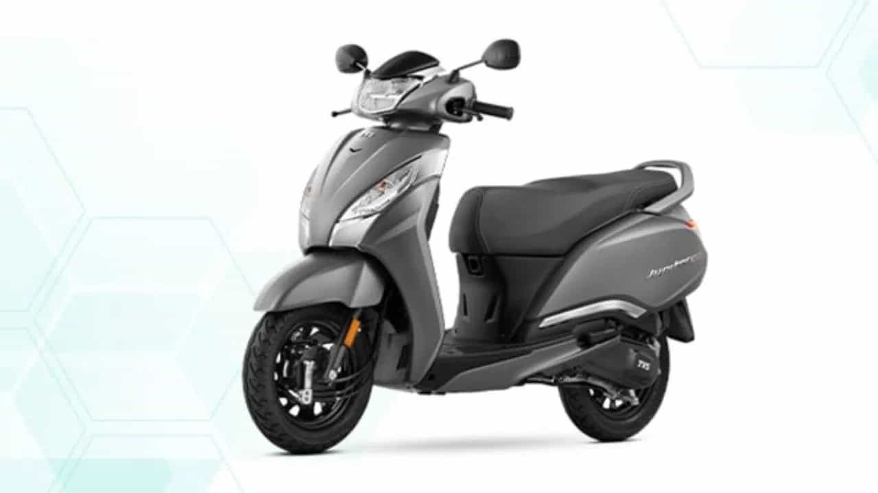  TVS Jupiter 125 ధర రూ.75,600 (ఎక్స్-షోరూమ్). ఇది సౌకర్యం, రోజువారీ వాడకాన్ని దృష్టిలో ఉంచుకుని రూపొందించారు. ఇది నిటారుగా ఉండే రైడింగ్ పొజిషన్, వెడల్పుగా, బాగా ప్యాడ్ చేసిన సీటు, తక్కువ స్టెప్-త్రూ డిజైన్‌ను కలిగి ఉంటుంది. ఇది ఎక్కడం, దిగడం సులభం చేస్తుంది. సస్పెన్షన్ సౌకర్యం కోసం ట్యూన్ చేసింది కంపెనీ. 