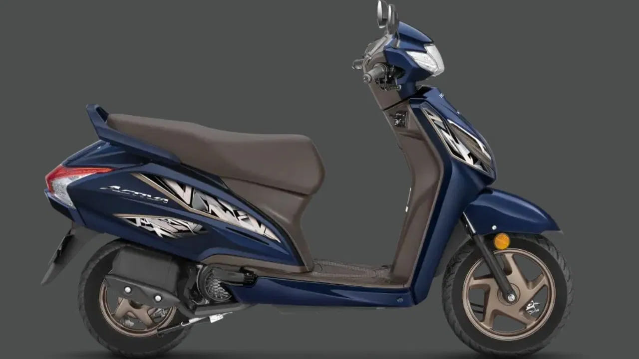  హోండా యాక్టివా 125 ధర రూ.89,652 (ఎక్స్-షోరూమ్). స్థిరమైన రైడ్ నాణ్యత, అధునాతన మెకానికల్ సెటప్‌కు ప్రసిద్ధి చెందినది. ఇది సౌకర్యవంతమైన రైడింగ్ పొజిషన్‌ను అందిస్తుంది.ఇది రోజువారీ ప్రయాణాలకు సౌకర్యవంతమైన రైడ్‌గా చేస్తుంది. టెలిస్కోపిక్ ఫ్రంట్ సస్పెన్షన్, వెనుక షాక్ అబ్జార్బర్‌లు పట్టణ రహదారి పరిస్థితులకు అనుగుణంగా ట్యూన్ చేసింది కంపెనీ. గుంతలు, అసమాన రోడ్లపై కూడా స్థిరంగా సౌకర్యవంతమైన రైడ్‌ను అందిస్తాయి.