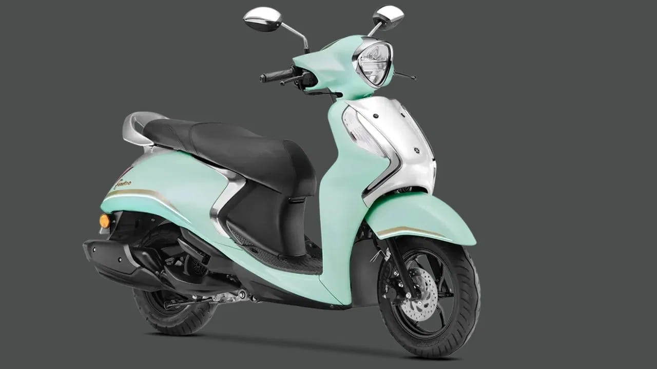  యమహా ఫాసినో 125 FI హైబ్రిడ్ ధర రూ.74,910 (ఎక్స్-షోరూమ్). హైబ్రిడ్ అసిస్ట్ సిస్టమ్ తక్కువ వేగంతో స్మూత్ స్టార్ట్స్, మెరుగైనది చేస్తుంది. ఇది భారీ ట్రాఫిక్‌లోనూ ఉపయోగకరంగా ఉంటుంది. పట్టణ రోడ్లపై స్మూత్ హ్యాండ్లింగ్ కోసం సస్పెన్షన్ సెటప్ ట్యూన్ చేసింది  కంపెనీ. అయితే స్కూటర్ లైట్ స్టీరింగ్ కార్నర్ చేసేటప్పుడు మంచి అనుభవాన్ని ఇస్తుంది.