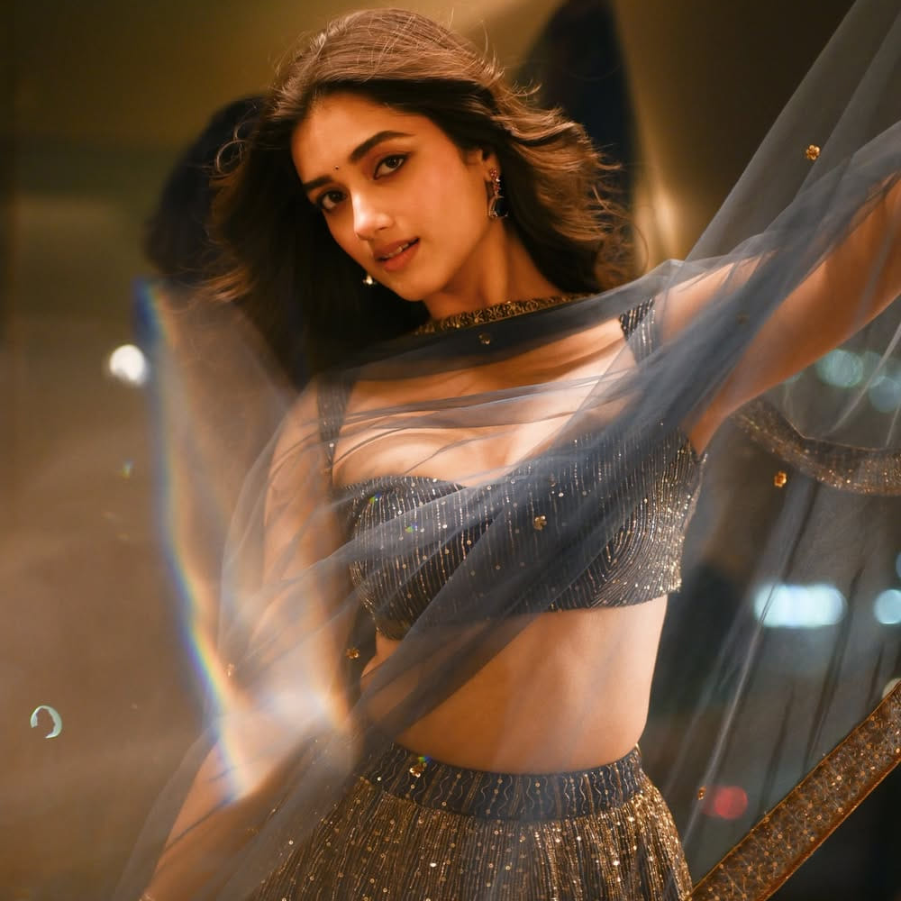 ప్రస్తుతం అక్కినేని అఖిల్ హీరోగా నటిస్తున్న లెనిన్ చిత్రంలో నటిస్తుంది. ఇప్పటికే విడుదలైన ప్రచార చిత్రాలతో మంచి అంచనాలు ఏర్పడ్డాయి. అఖిల్ సైతం ఇప్పటివరకు సరైన హిట్టు లేదు. దీంతో ఇప్పుడు ఇద్దరూ సరైన బ్రేక్ కోసం వెయిట్ చేస్తున్నారు. 