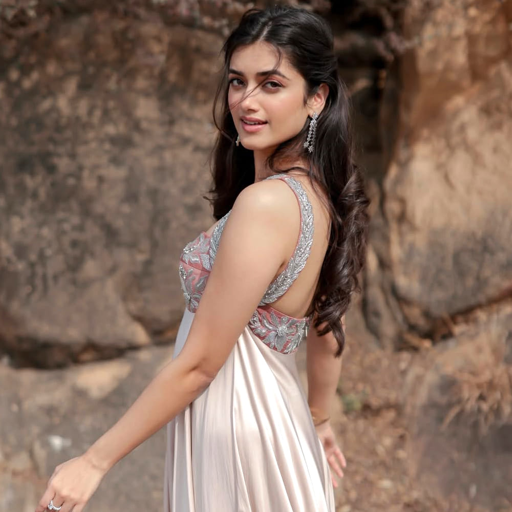 ఆ తర్వాత తెలుగులో వరుస అవకాశాలు అందుకుంటూ తెలుగులో బిజీ హీరోయిన్ గా మారిపోయింది. కానీ ఈ బ్యూటీకి ఇప్పటివరకు సరైన బ్రేక్ మాత్రం రాలేదు. చివరగా రామ్ పోతినేని సరసన ఆంధ్ర కింగ్ తాలూకా సినిమాలో కనిపించింది ఈ అమ్మడు. 