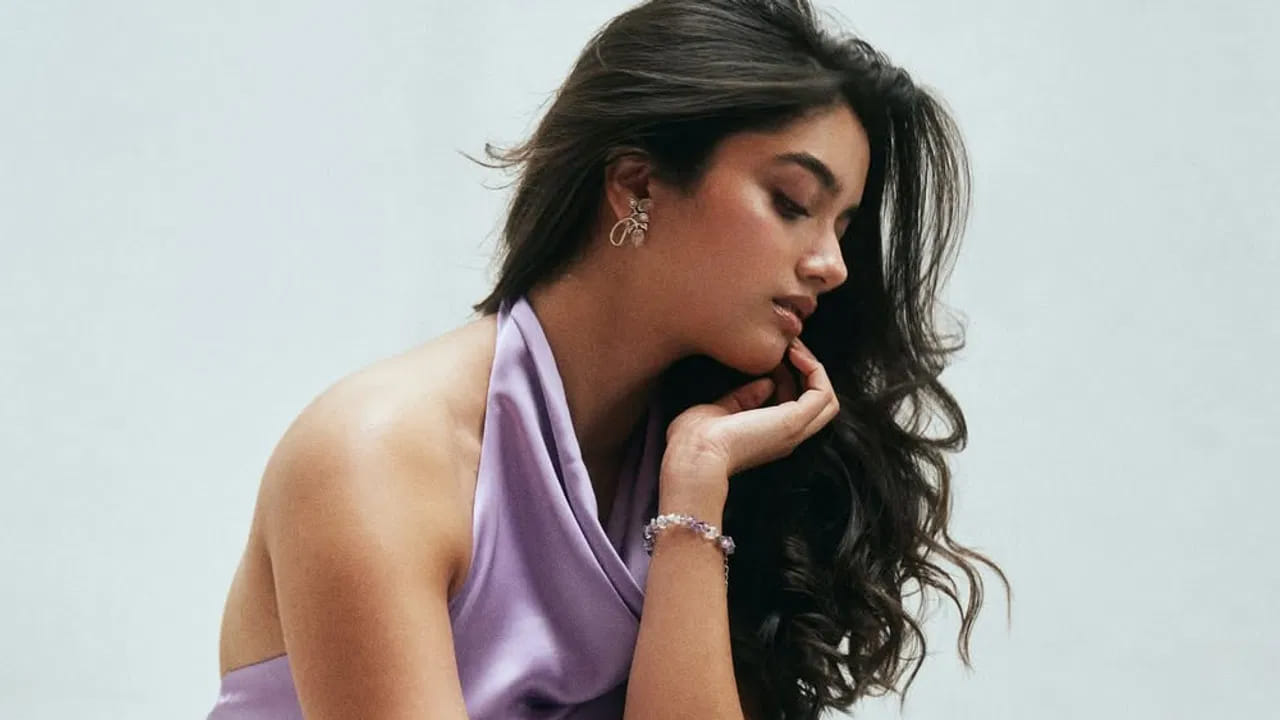  తాజాగా ఈ బ్యూటీ లంగావోణీలో అందంగా మెరిసిపోయింది. గ్లామర్ విషయంలో నో లిమిట్స్ అంటూ.. తన అంద చందాలతో అందరినీ ఆకట్టుకుంటుంది. మరి మీరు కూడా ఈ ఫొటోస్ పై ఓ లుక్ వేయండి.