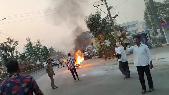 రోడ్డుపై అకస్మాత్తుగా తగలబడిన బుల్లెట్ బైక్