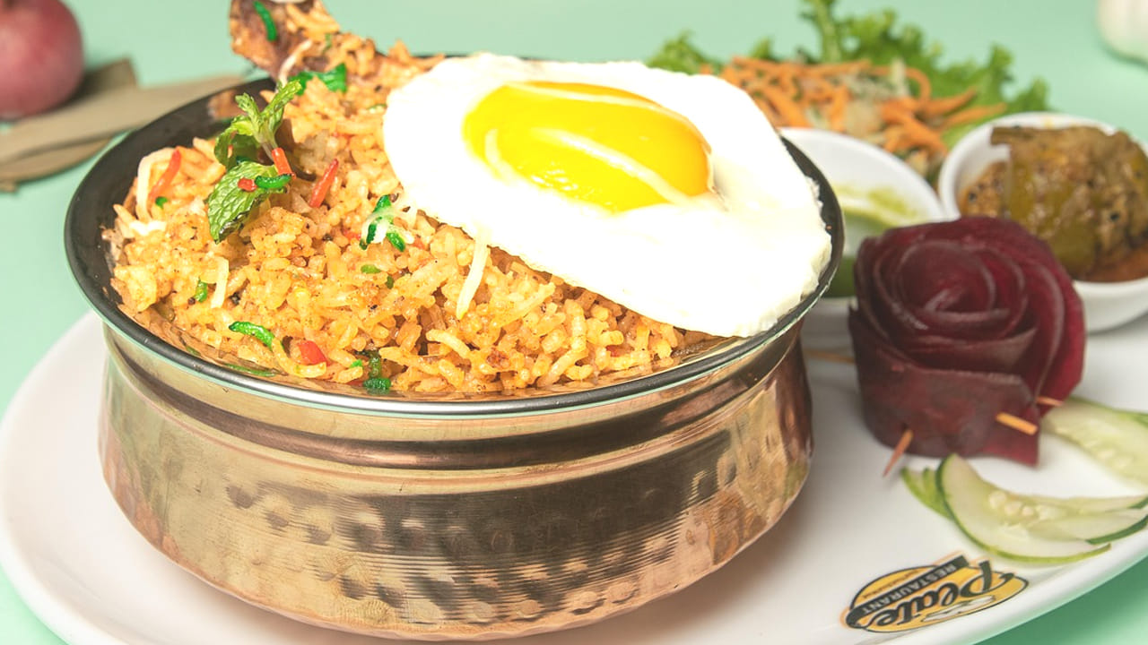 మనం తినే నాన్ వెజ్ బిర్యానీలలో మసాలాలు ఎక్కువగా ఉంటాయి. ఇక చికెన్, మటన్ లో అయితే చెప్పాల్సిన అవసరం లేదు. కాబట్టి, బిర్యానీ తినేటప్పుడు మితంగా తినండి.  