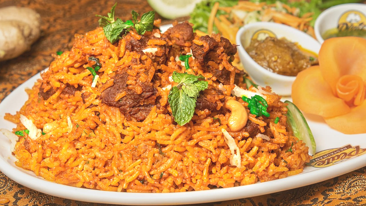 అయితే, చికెన్ మటన్ లో పోషకాలు ఎక్కువగా ఉంటాయి. ఇవి తిన్న తర్వాత జీర్ణమవ్వడానికి కొంత సమయం పడుతుంది. జీర్ణ సమస్యలు ఉన్నవారు తక్కువగా తీసుకోవడం మంచిది. 