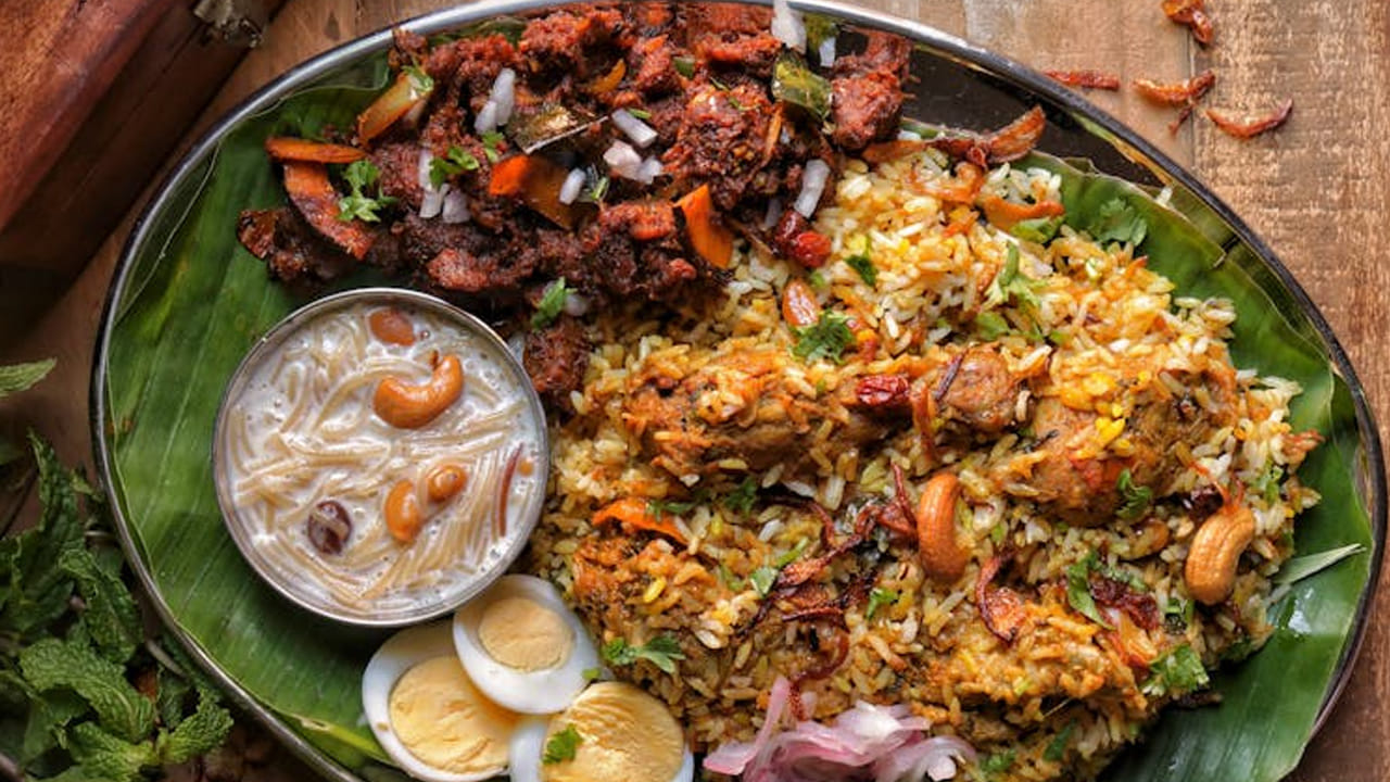 మన ఇంట్లో చేసుకున్న బిర్యానీ తిన్నా ఏం కాదు. కానీ, బయట తిన్న బిర్యానీలు మాత్రం ఆరోగ్యానికి అంత మంచివి కావు. 
వాటిలో నిల్వ ఉన్న నూనె వాడుతారు. దీని వలన వాంతులు అయ్యే అవకాశం ఉంది.