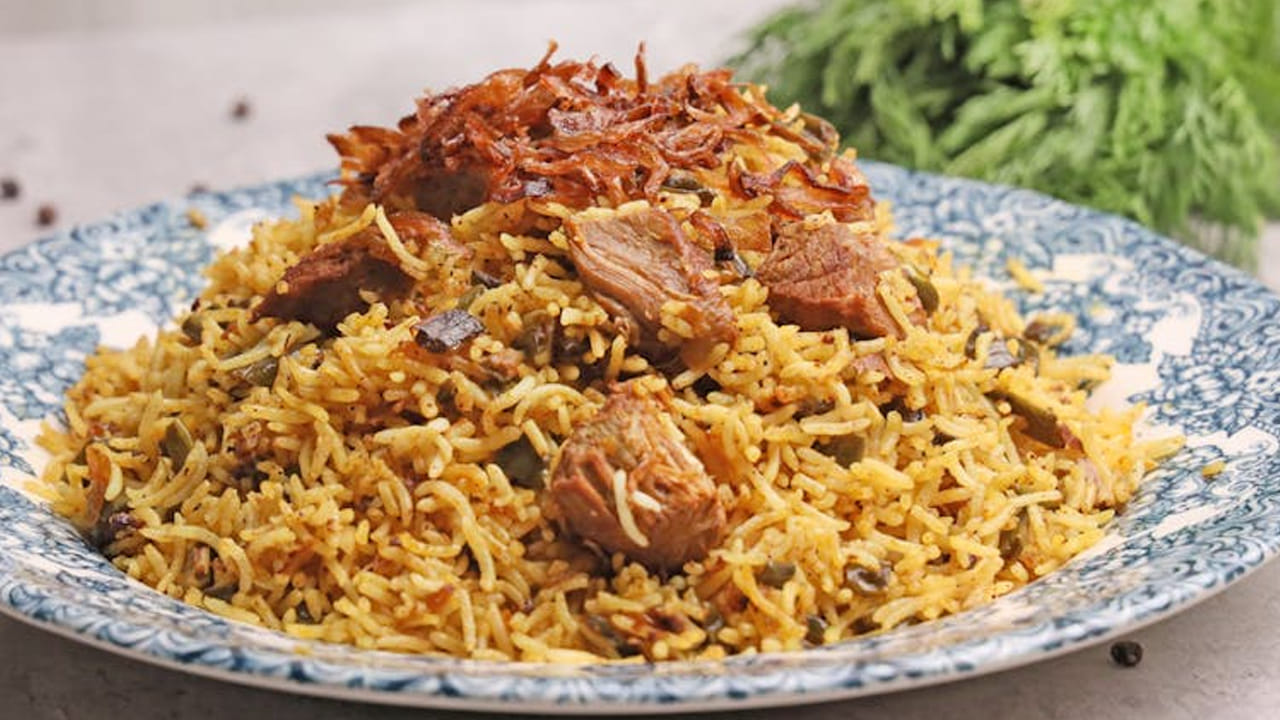 బరువు ఎక్కువగా ఉన్న వారు బిర్యానీని దూరం పెడితే చాలా మంచిది. ఇంకా చెప్పాలంటే కొలెస్ట్రాల్ లెవెల్స్ పెరిగే అవకాశం ఉందని నిపుణులు చెబుతున్నారు. కాబట్టి, దీనిని మితంగా తీసుకోవడం మంచిది. 
