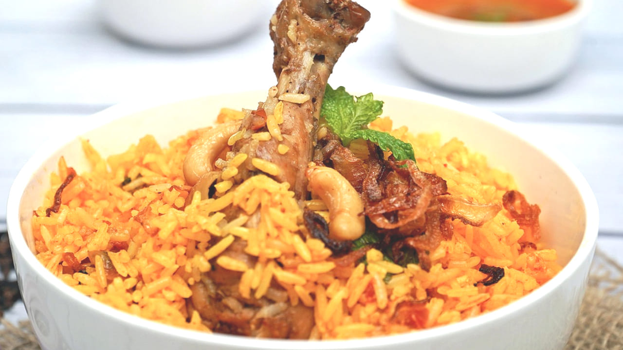 మనం తినే బిర్యానీలో అల్లం, వెల్లుల్లిని బాగా వాడుతారు. ఇవి జీర్ణక్రియ పని తీరుకు అడ్డు పడతాయి. ఇంకా చెప్పాలంటే గుండెల్లో  మంటను కూడాపెంచుతాయి.  
