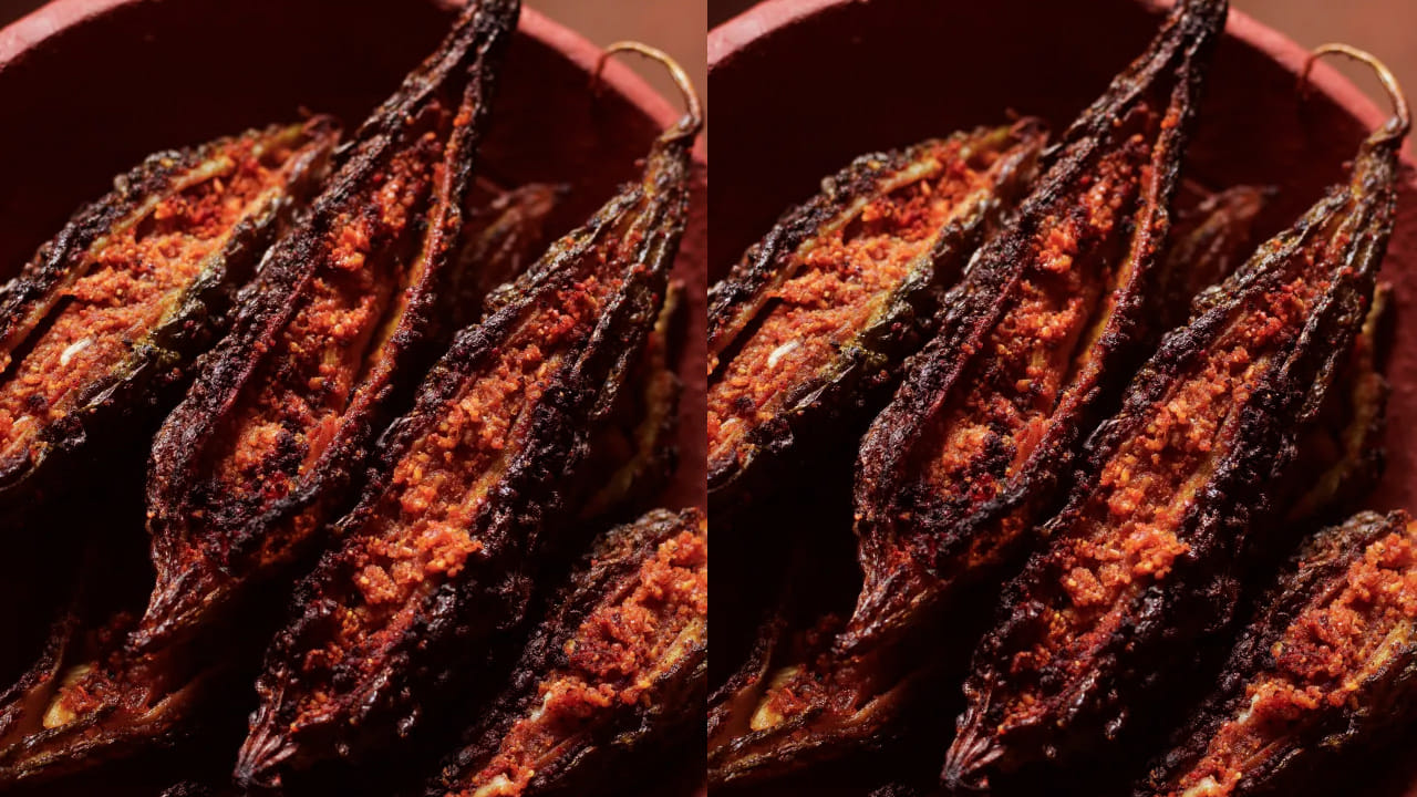 కావాల్సిన పదార్ధాలు : అర కిలో కాకరకాయలు, అర టీ స్పూన్ పసుపు, ఒక టీ స్పూన్ ఉప్పు, ధనియాల పొడి అర టేబుల్ స్పూన్,  ఒక టేబుల్ స్పూన్ జీలకర్ర, 2 టేబుల్ స్పూన్స్ కారం, వెల్లుల్లి, నూనె , రుచికి పడినంత ఉప్పు, కరివేపాకు. 
