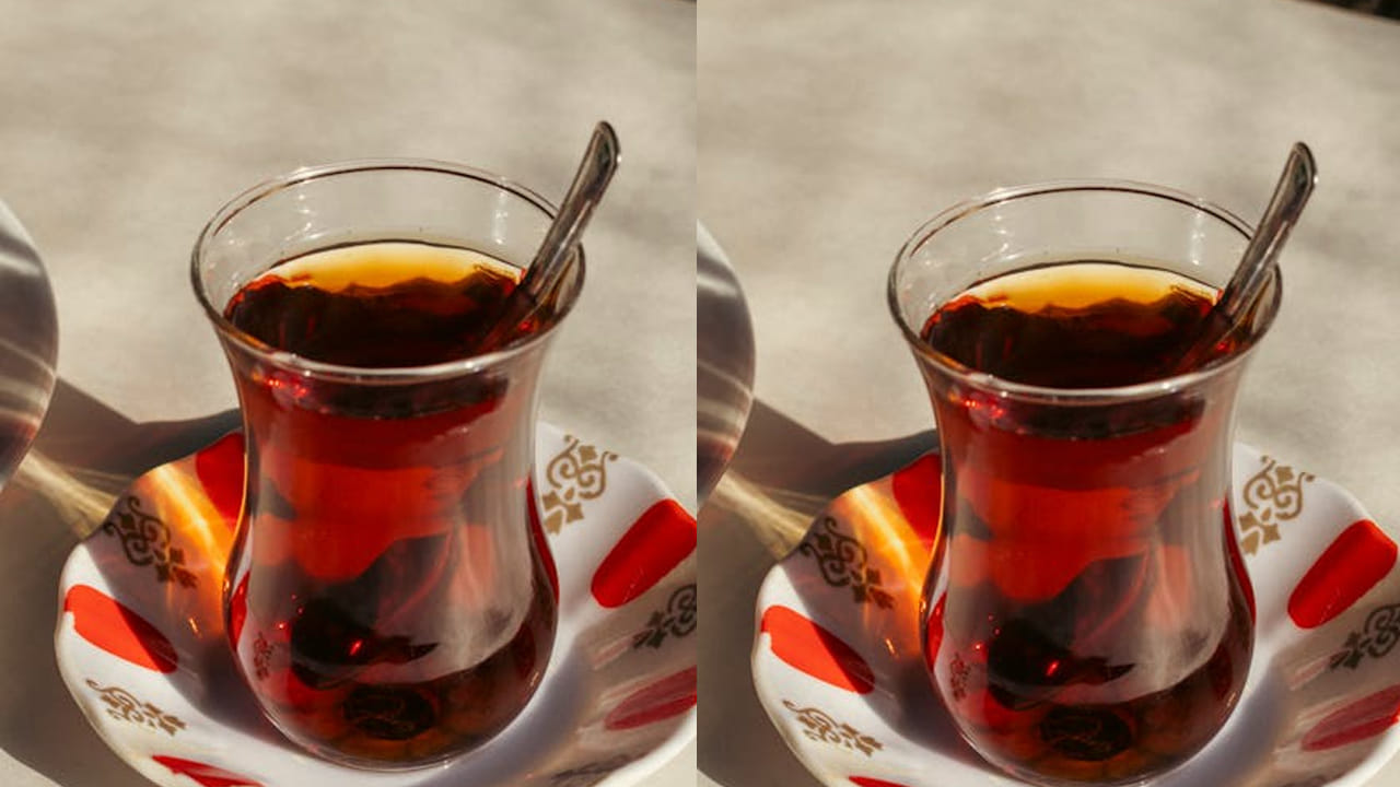 బ్లాక్ టీ: టీ ఆకులు మనం ఎక్కువగా టీ చేసుకోవడానికి ఎక్కువగా ఉపయోగిస్తాము. ఇవి రుచికి మాత్రమే కాకుండా  ఎర్రగా ఉన్న జుట్టును కూడా నల్లగా మారుస్తాయి. ముందుగా ఒక గ్లాస్ నీళ్ళు తీసుకుని దానిలో బ్లాక్ టీ ఆకులు వేసి నల్లగా మారే వరకు మరిగించాలి. 
వీటితో జుట్టును కడిగితే జుట్టు నల్లగా మారుతుంది. 