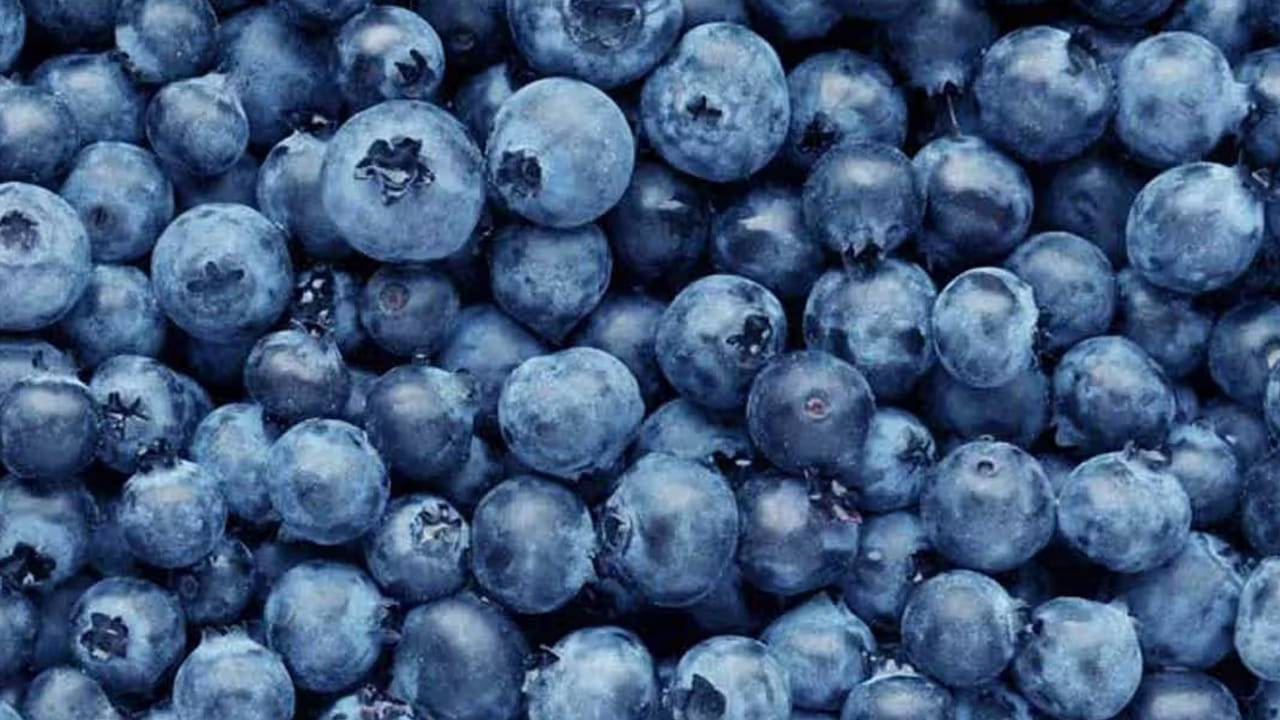 బెర్రీలు: బ్లూబెర్రీస్, స్ట్రాబెర్రీస్ ఉండే యాంటీఆక్సిడెంట్లు,  విటమిన్ సి చర్మానికి రక్షణగా ఉంటాయి. వీటిని రోజూ తింటే యంగ్ అమ్మాయిలుగా కనిపిస్తారు. 
