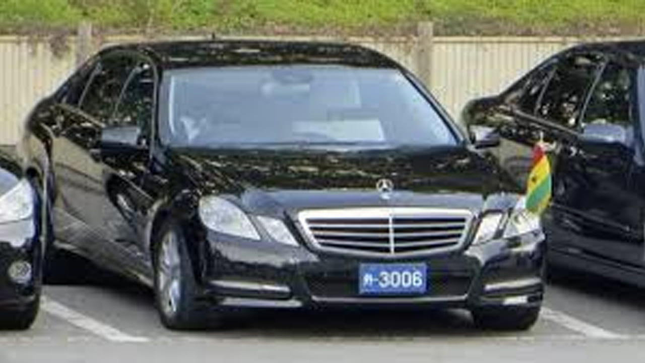 రోడ్లపై మనకు రోజూ కనిపించే వాహనాల నెంబర్ ప్లేట్లు ప్రత్యేకంగా ఉంటాయి. తెలుపు, పసుపు, గ్రీన్ రంగుల్లో నెంబర్ ప్లేట్లను ఎక్కువగా రోడ్లపై చూస్తుంటాం. తెలుపు రంగును వ్యక్తిగత వాహనాలకు, పసుపు రంగు నెంబర్ ప్లేట్లను కమర్షియల్ వెహికల్స్‌కు ఉపయోగిస్తారు. ఇక ఎలక్ట్రిక్ వాహనాలకు గ్రీన్ కలర్ నెంబర్ ప్లేట్లు కేటాయిస్తారు. 