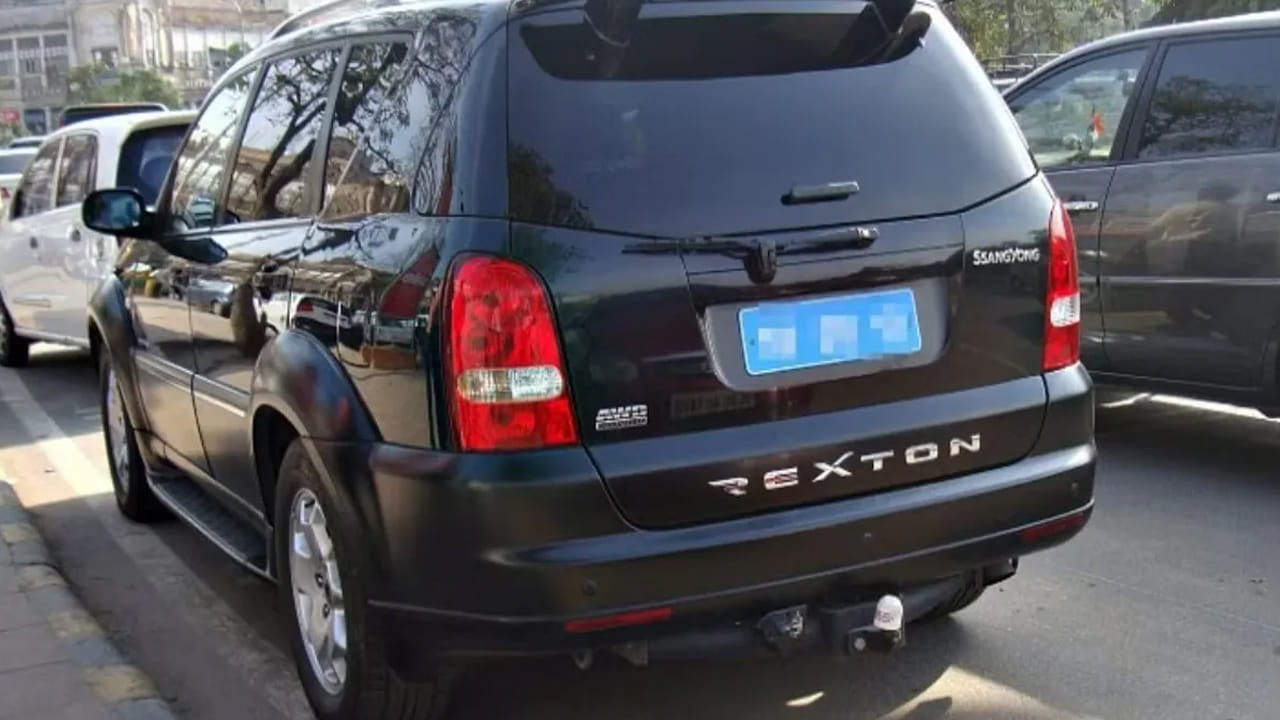 అయితే బ్లూ కలర్ నెంబర్ ప్లేట్స్ మీరు ఎప్పుడైనా చూశారా..? ఈ వెహికల్స్ చాలా అరుదుగా కనిపిస్తాయి. విదేశీ దౌత్యవేత్తలు, రాయబార కార్యాలయాలకు చెందిన వెహికల్స్‌కు ఈ కలర్ వాడతారు. దౌత్య సిబ్బంది, అధికారులను సులువుగా గుర్తించడానికి ఇది సహాయపడుతుంది. అధికారిక ప్రయోజనం కోసమే ఈ వాహనాలు ఉపయోగిస్తారు.
